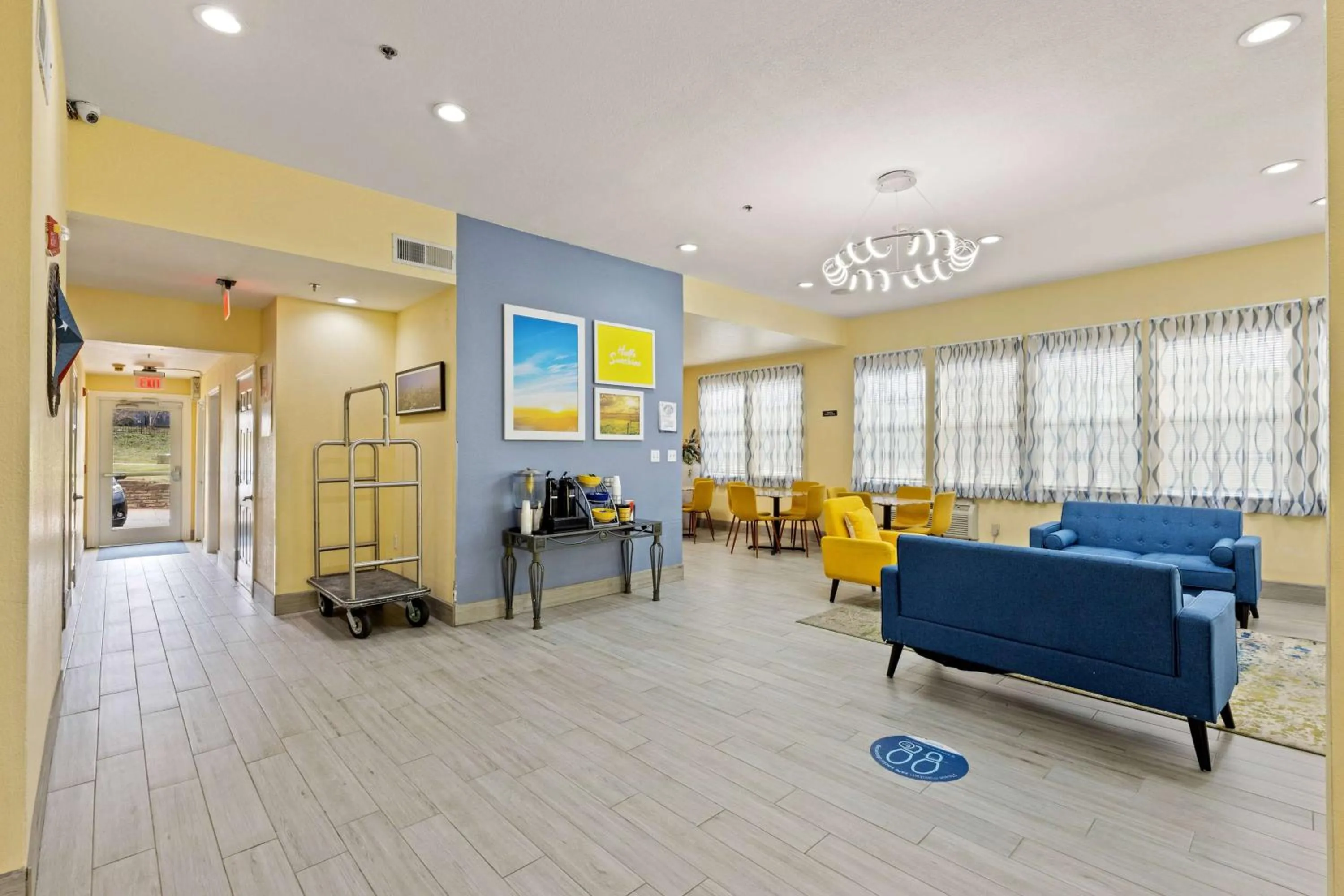 Lobby or reception in Days Inn & Suites by Wyndham DFW Airport South-Euless