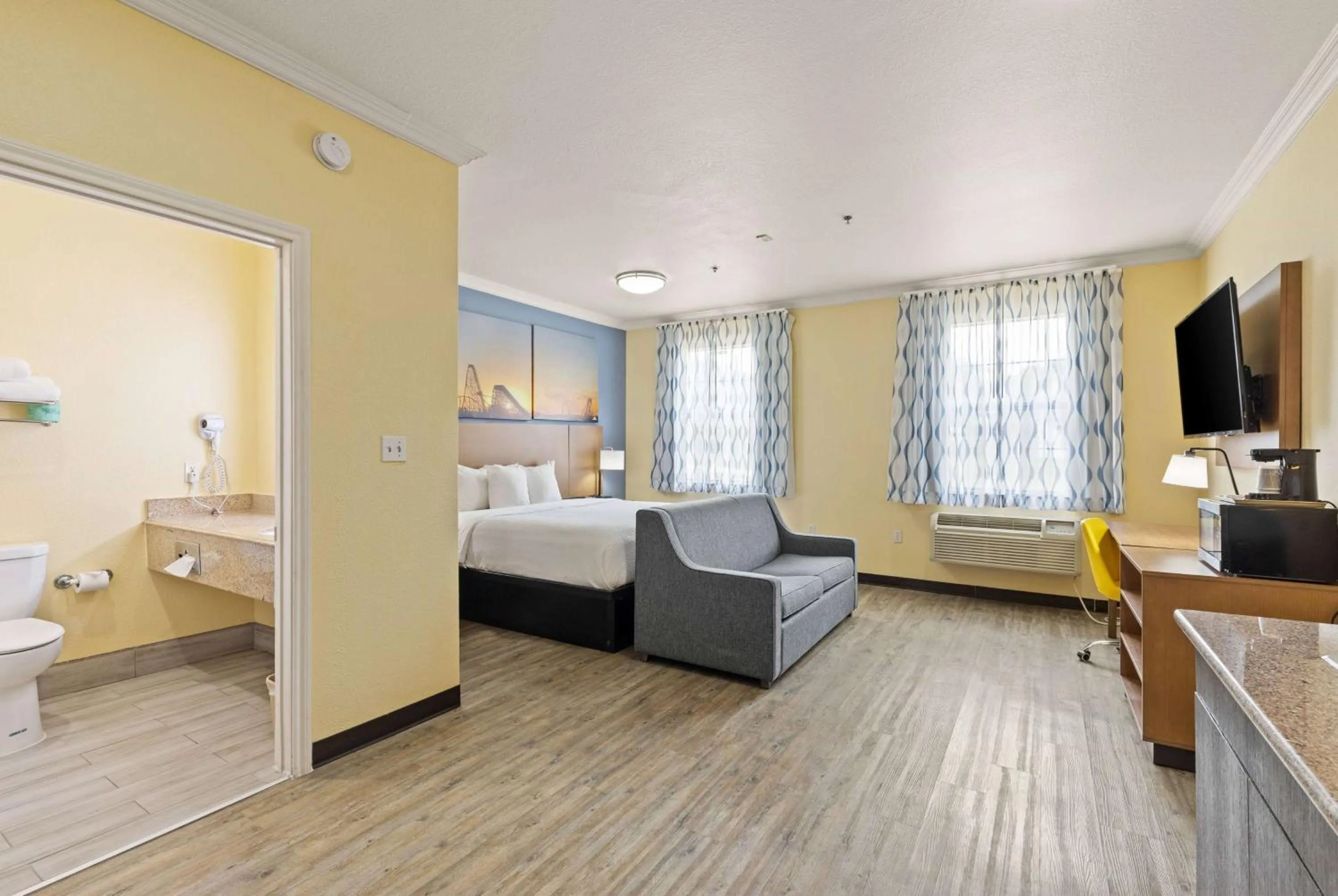 Photo of the whole room, Bed in Days Inn & Suites by Wyndham DFW Airport South-Euless