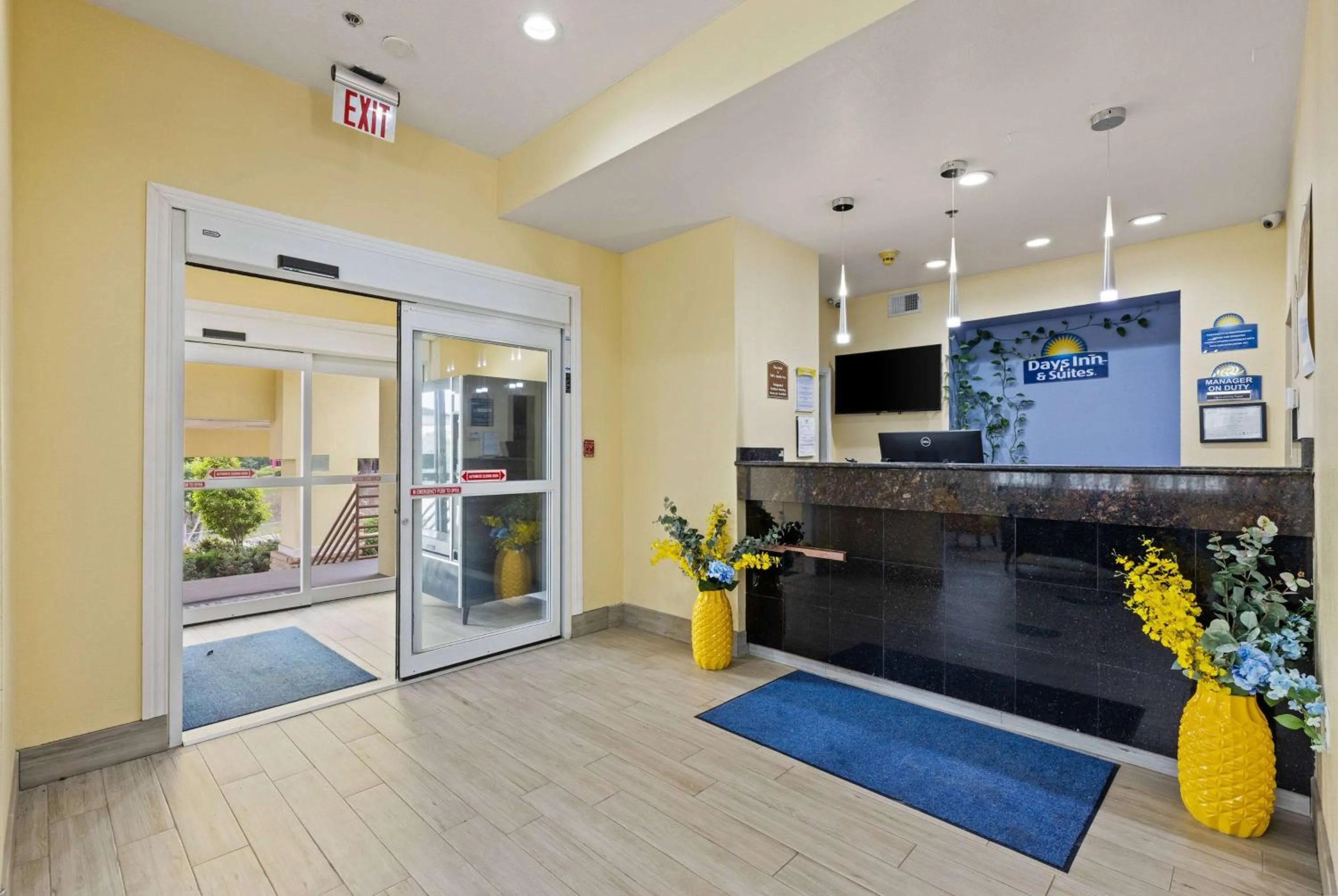 Lobby or reception in Days Inn & Suites by Wyndham DFW Airport South-Euless