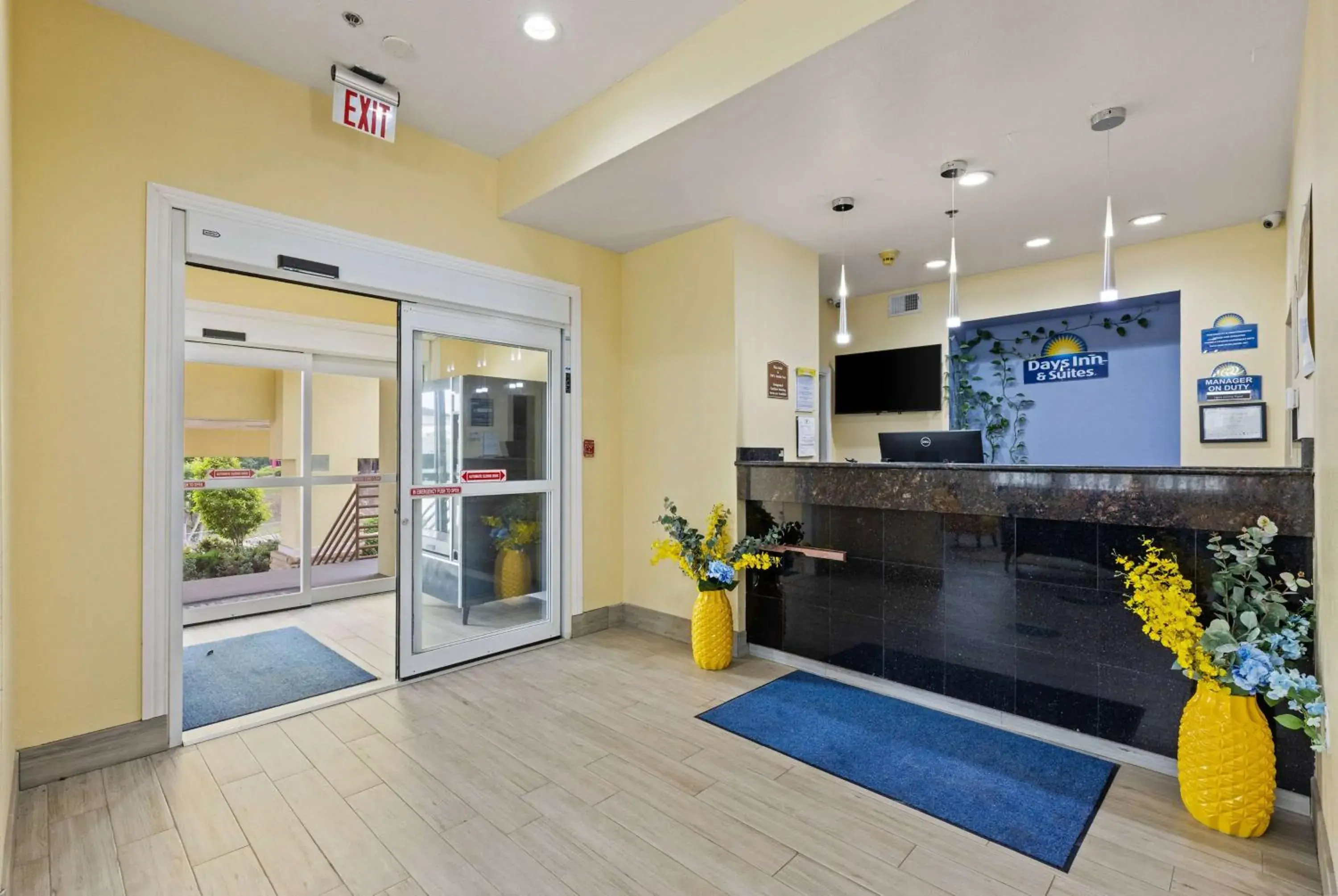 Lobby or reception in Days Inn & Suites by Wyndham DFW Airport South-Euless Lobby or reception in Days Inn & Suites by Wyndham DFW Airport South-Euless