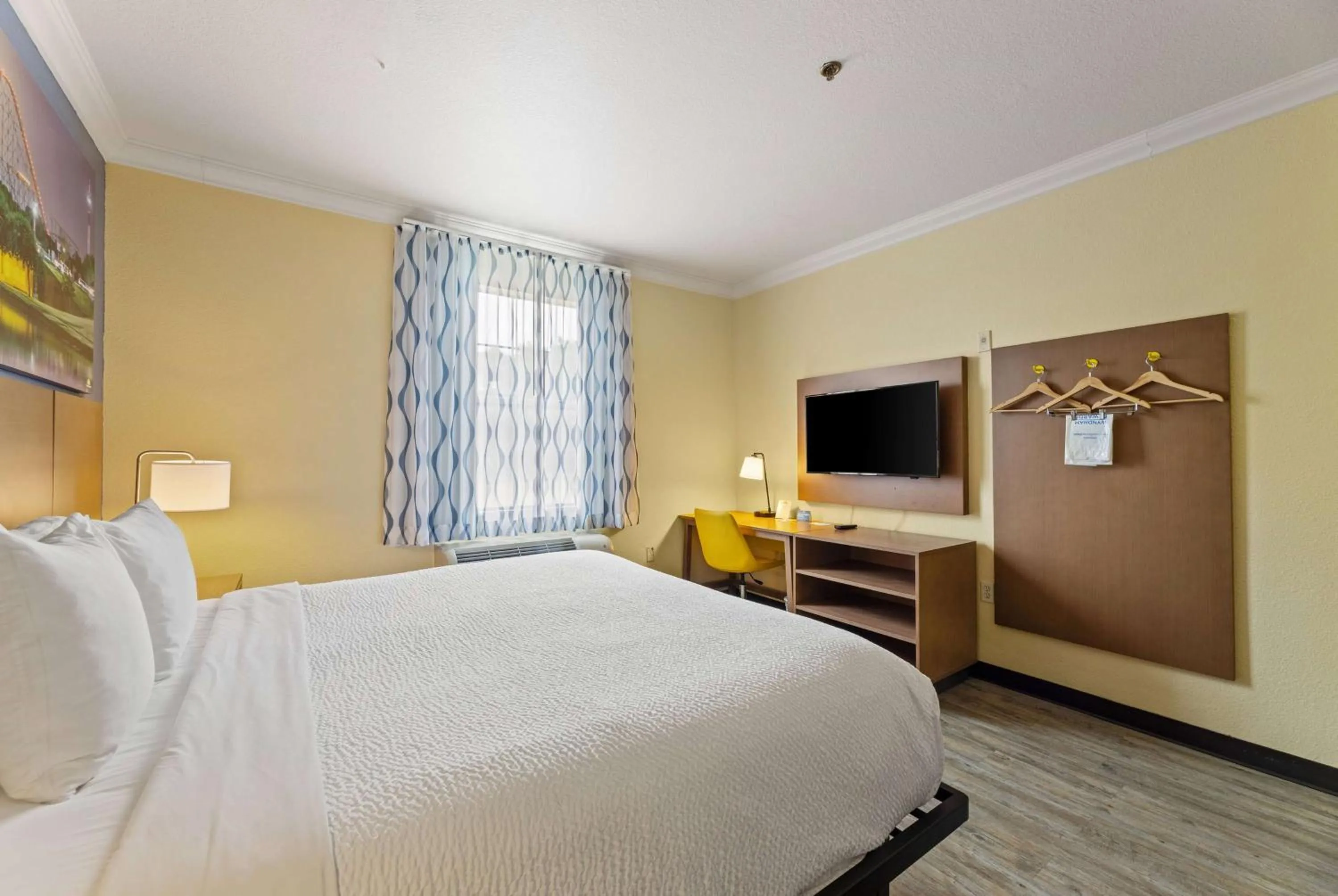 Photo of the whole room, Bed in Days Inn & Suites by Wyndham DFW Airport South-Euless