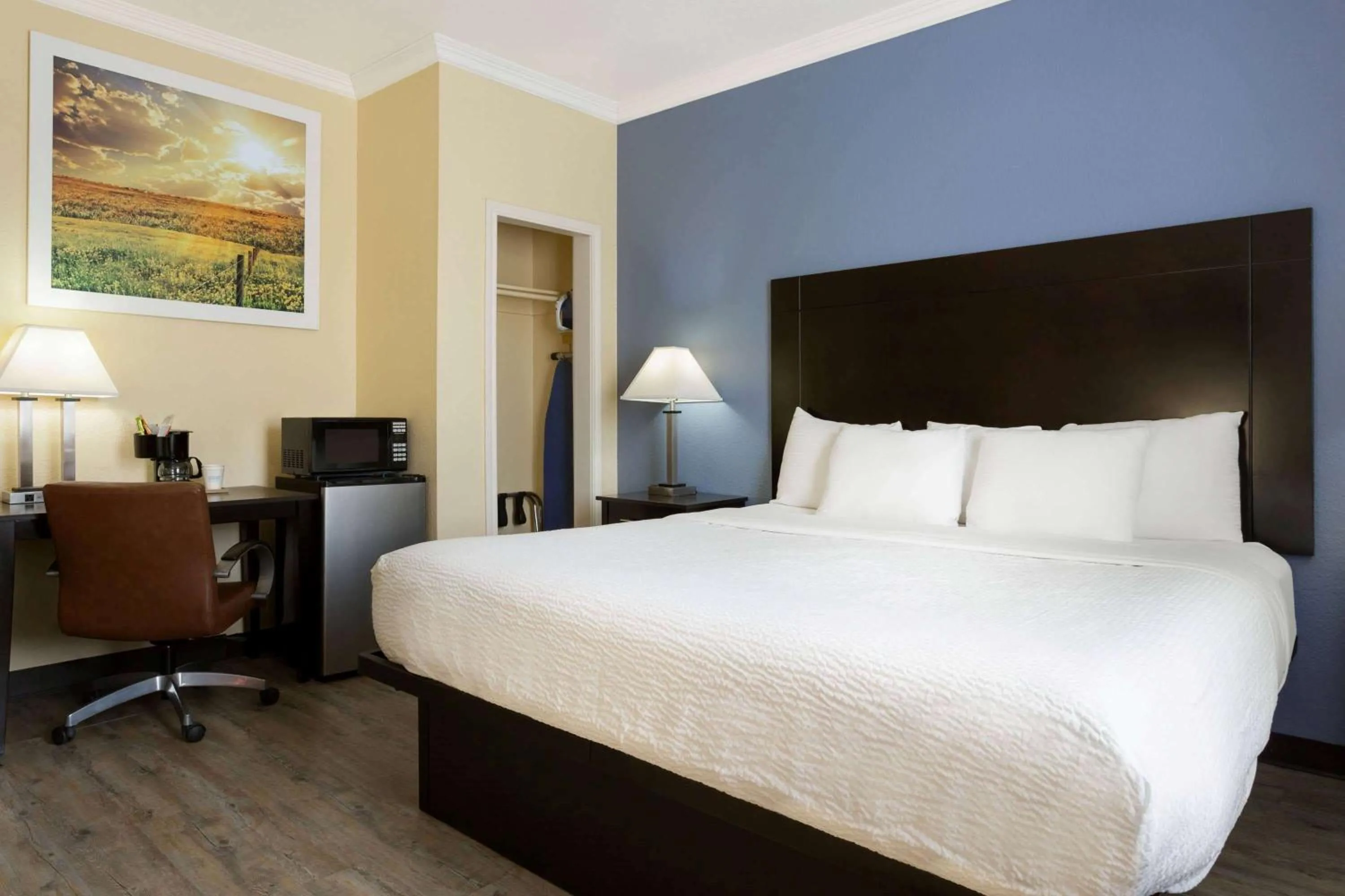 Photo of the whole room, Bed in Days Inn & Suites by Wyndham DFW Airport South-Euless