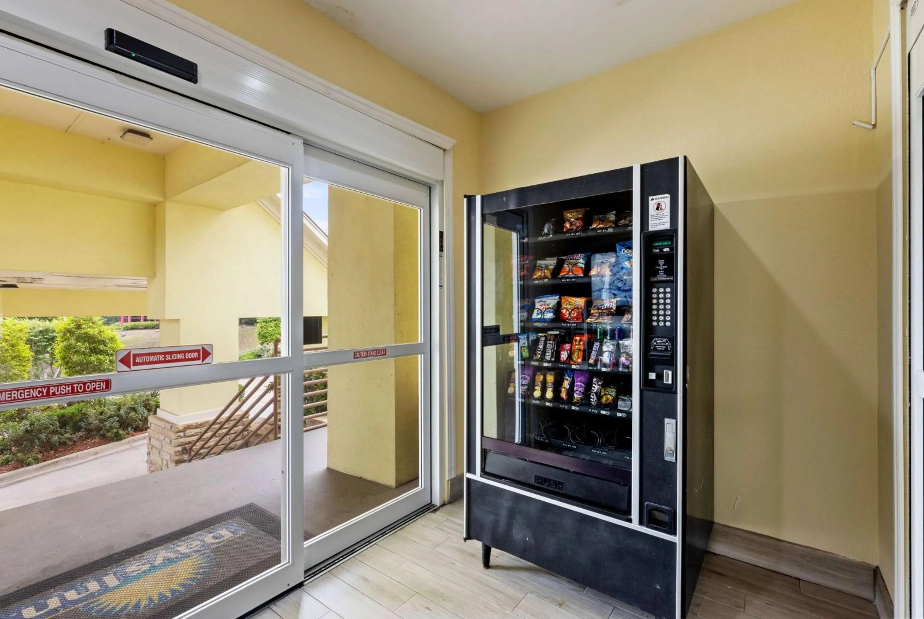 Food and drinks in Days Inn & Suites by Wyndham DFW Airport South-Euless