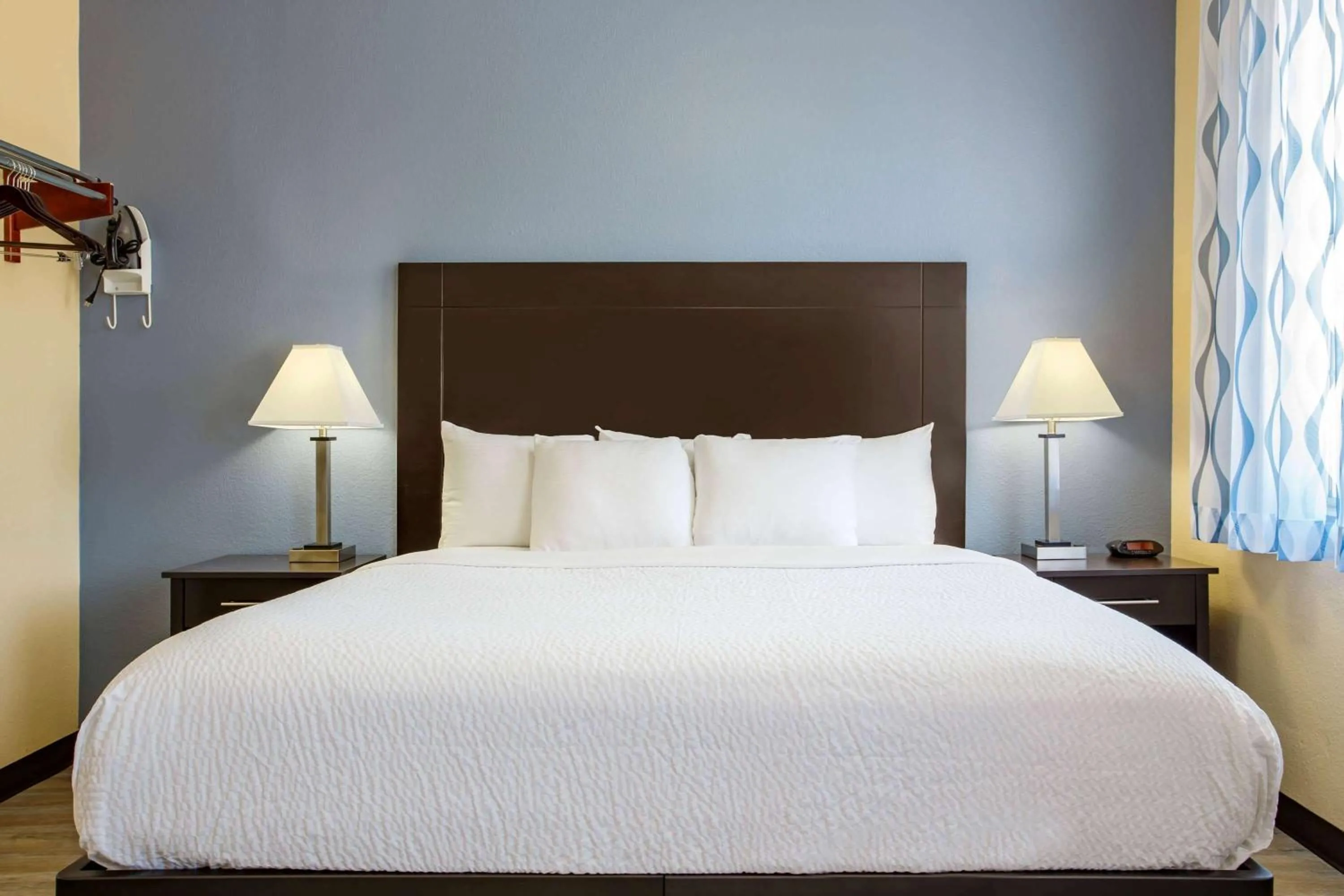 Photo of the whole room, Bed in Days Inn & Suites by Wyndham DFW Airport South-Euless