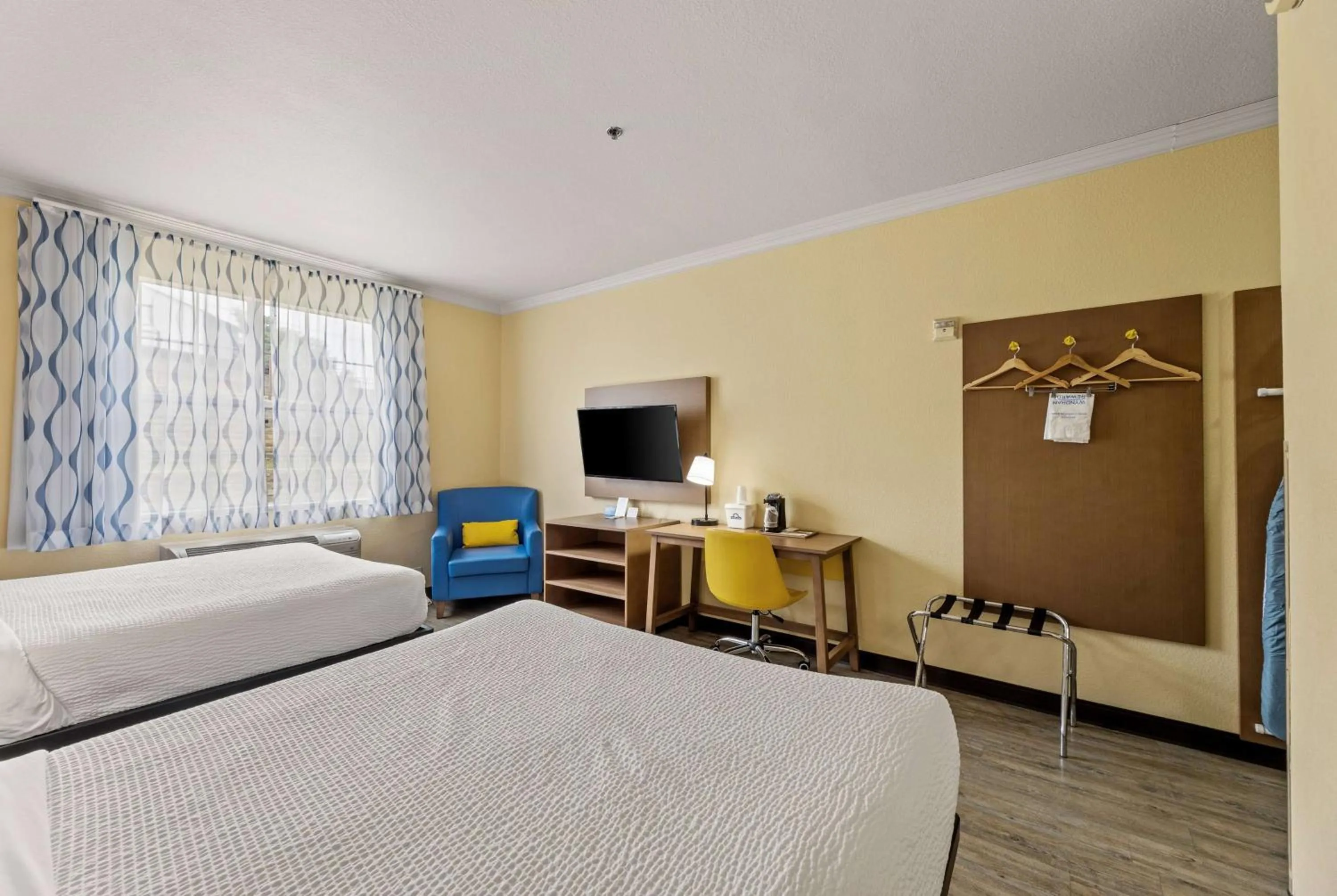 Photo of the whole room, Bed in Days Inn & Suites by Wyndham DFW Airport South-Euless