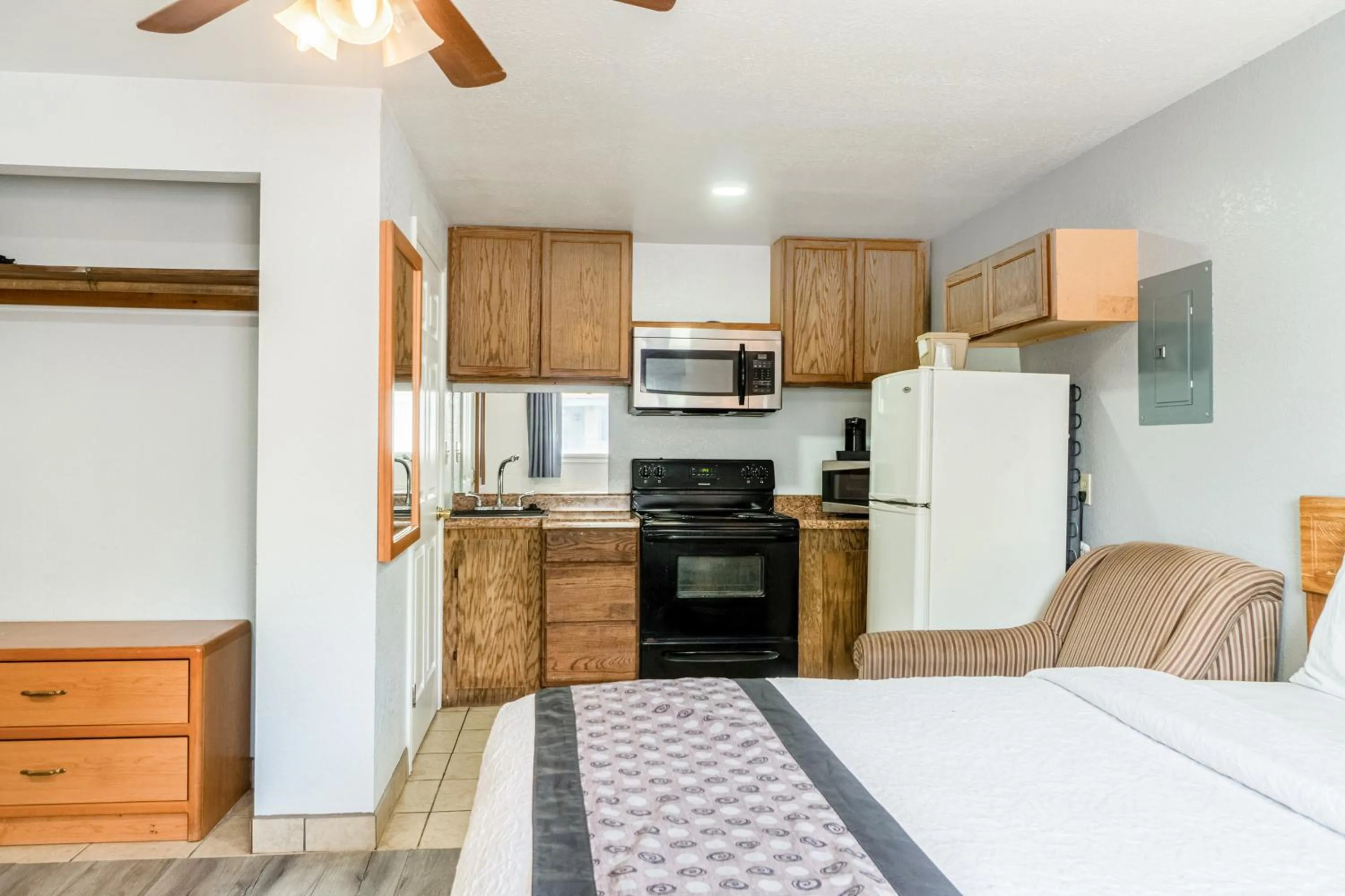 Bedroom, Bed in Purple Sage By OYO Snyder TX