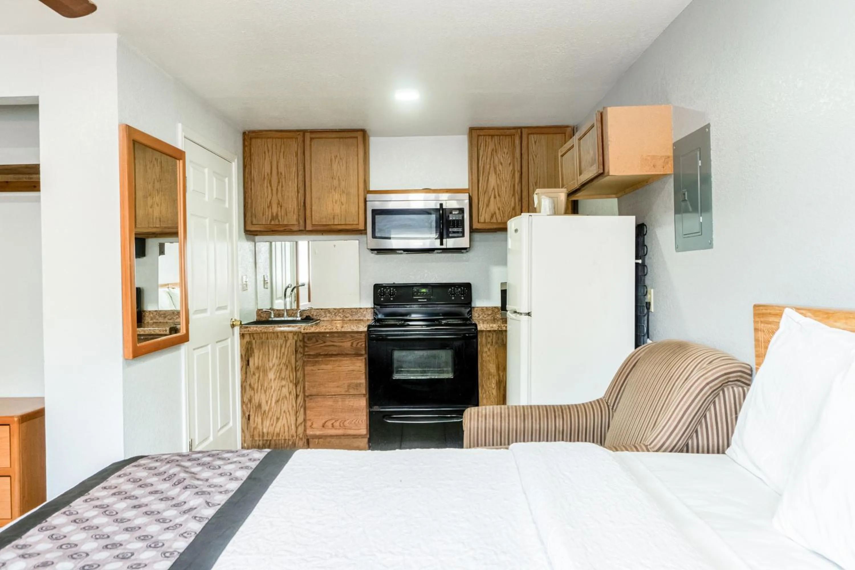 Bedroom, Bed in Purple Sage By OYO Snyder TX