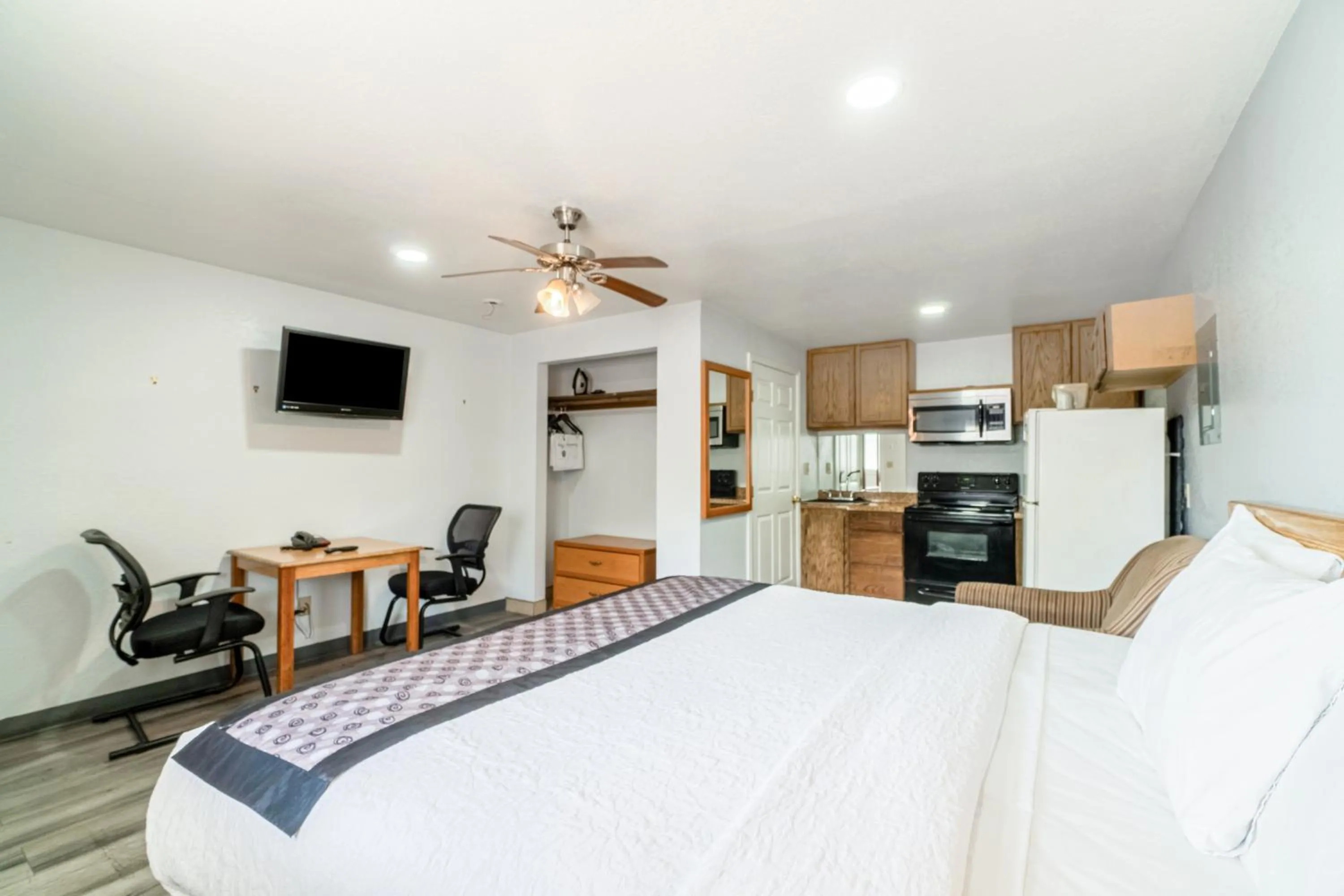 Bedroom, Bed in Purple Sage By OYO Snyder TX