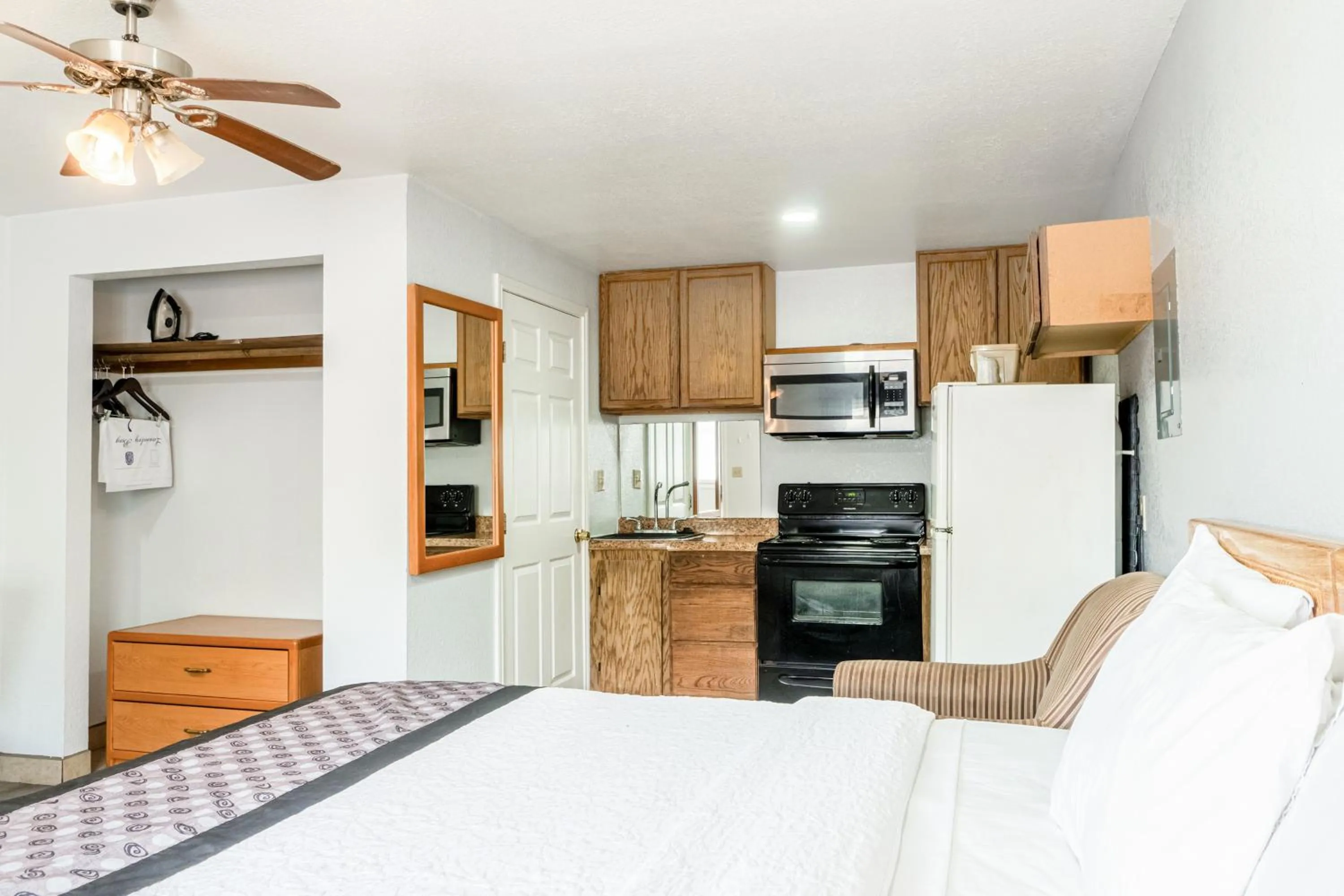 Bedroom, Bed in Purple Sage By OYO Snyder TX