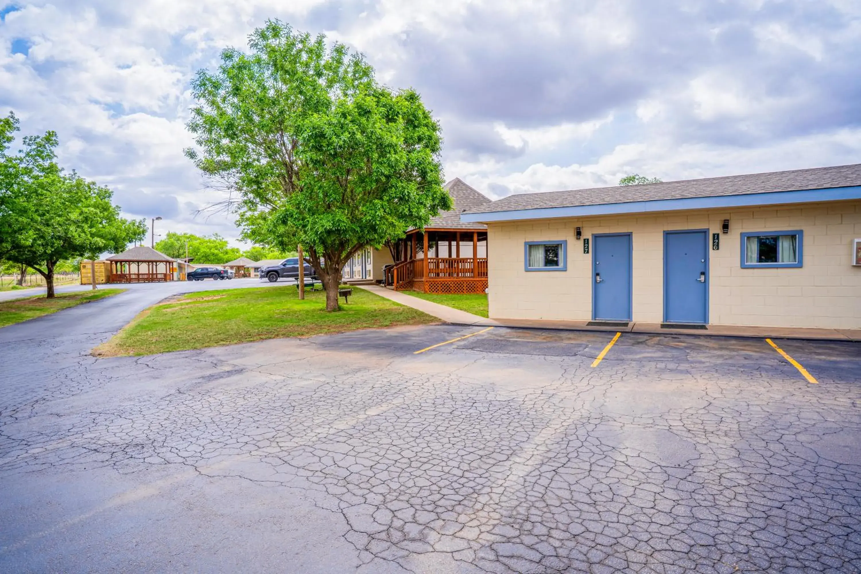 Property building in Purple Sage By OYO Snyder TX Property building in Purple Sage By OYO Snyder TX