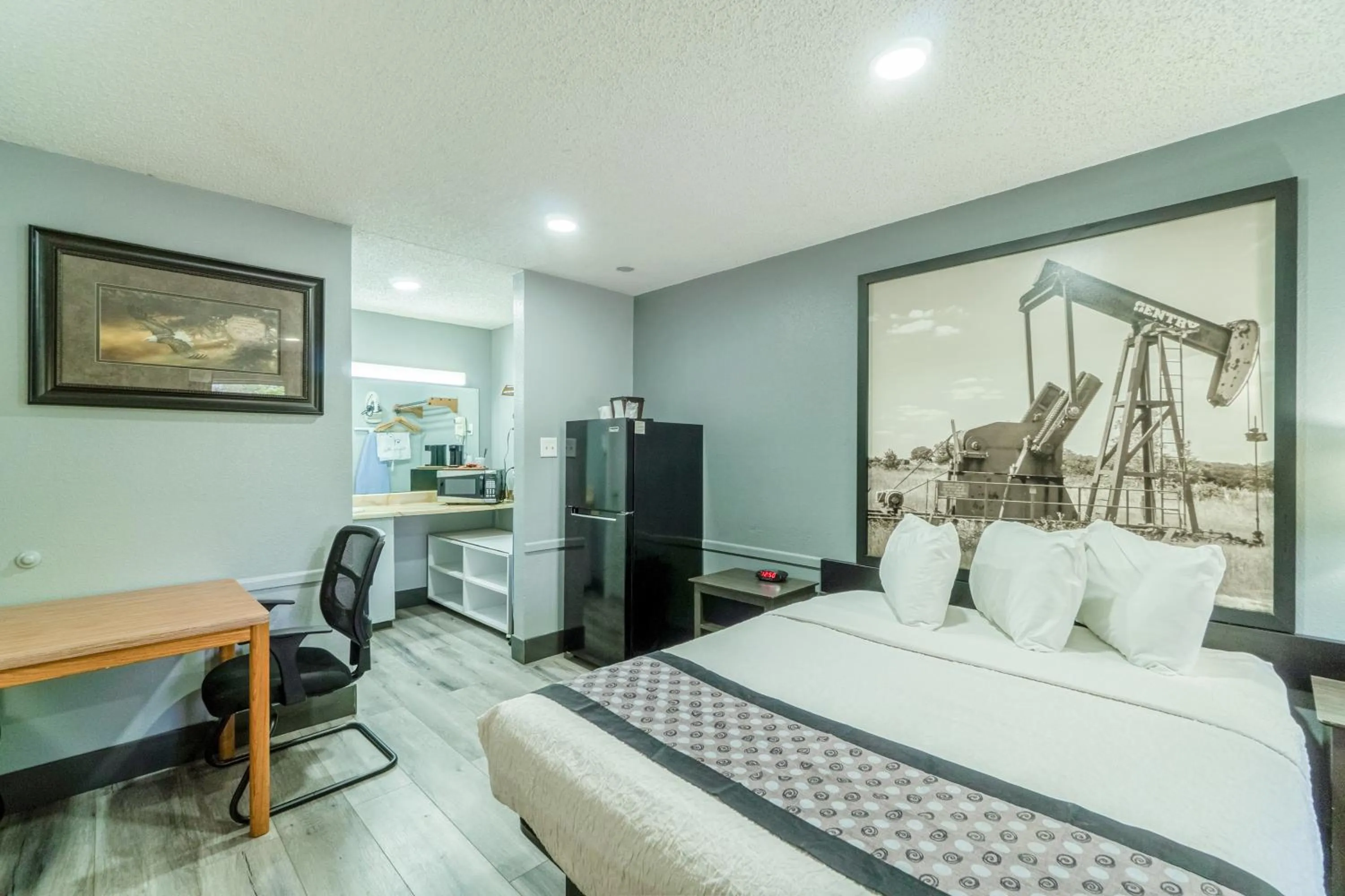 Bedroom, Bed in Purple Sage By OYO Snyder TX