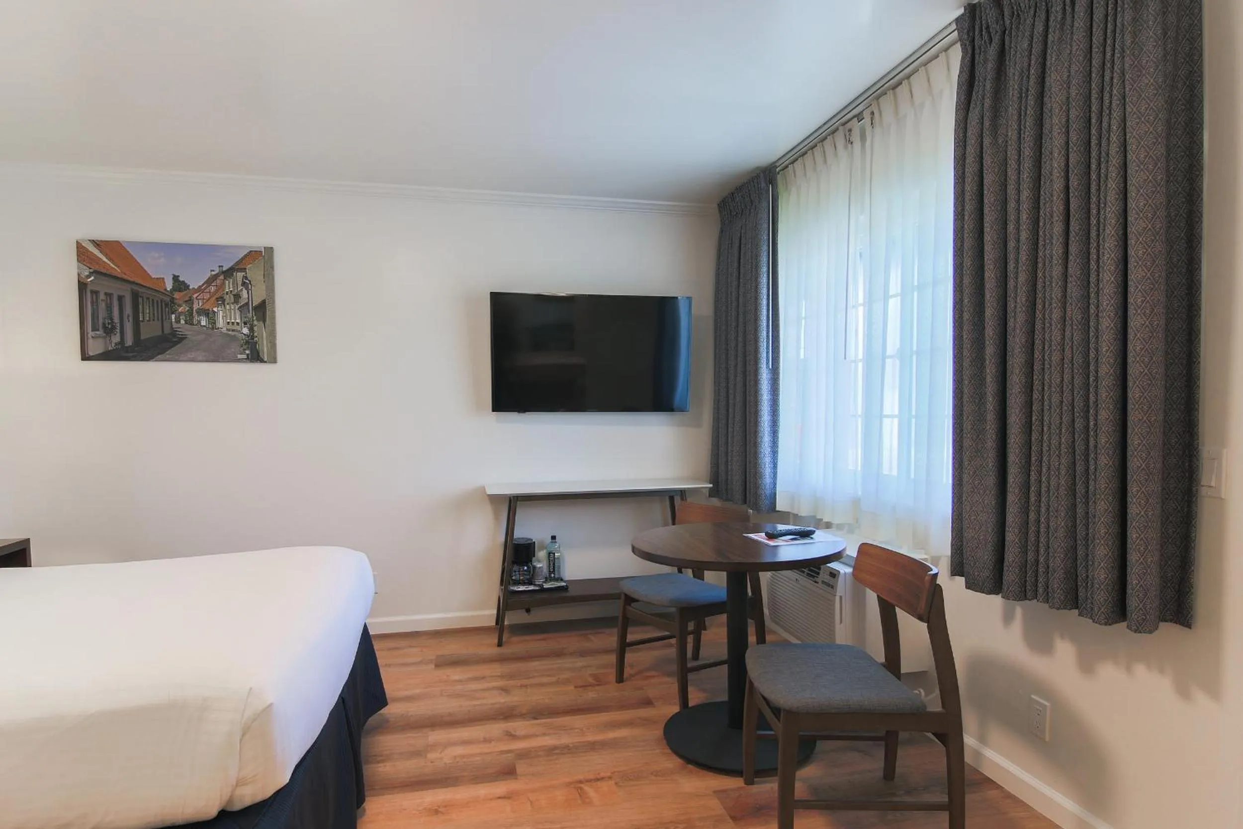 Bed in Solvang Inn & Cottages