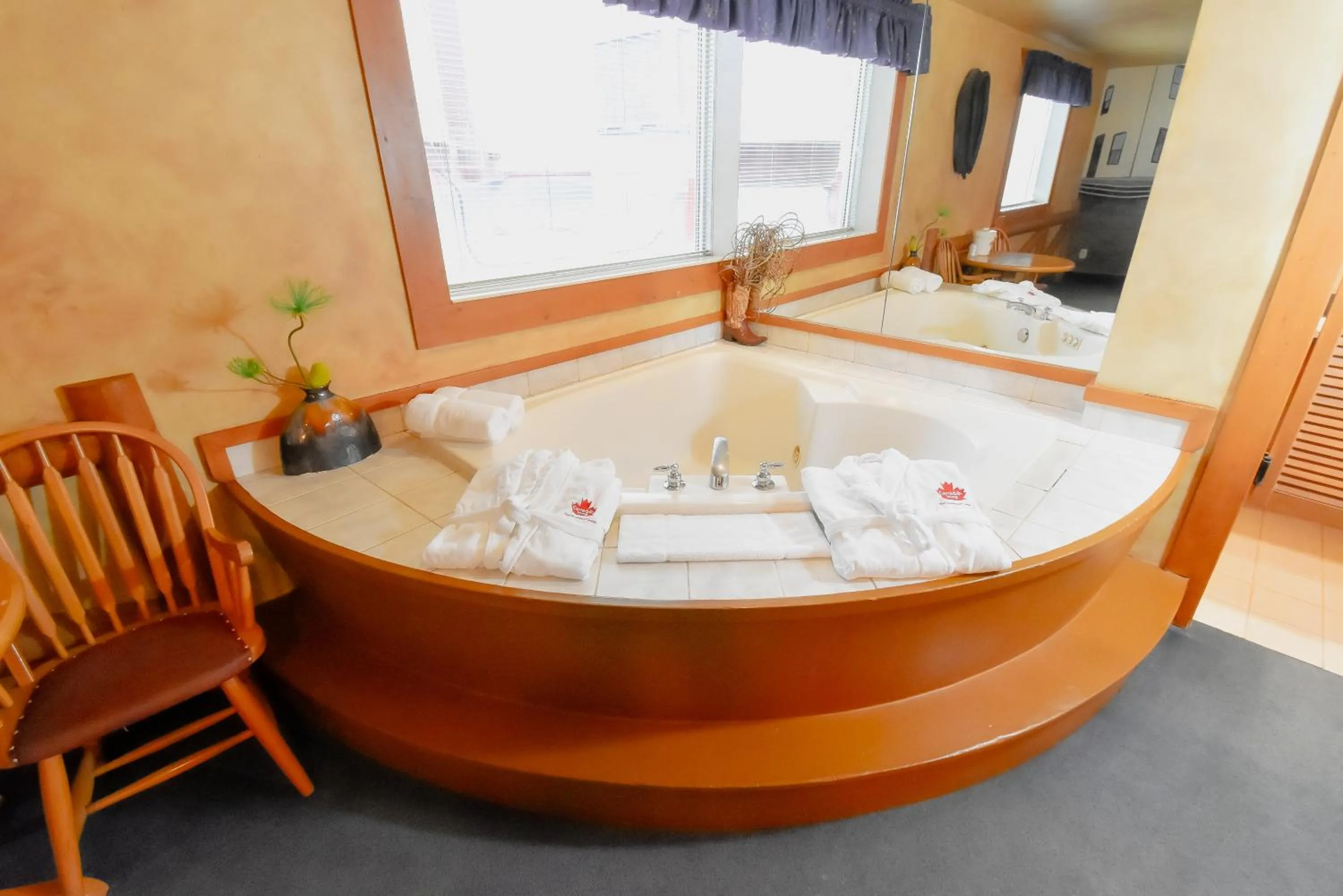 Hot Tub, Bed in Canad Inns Destination Centre Fort Garry