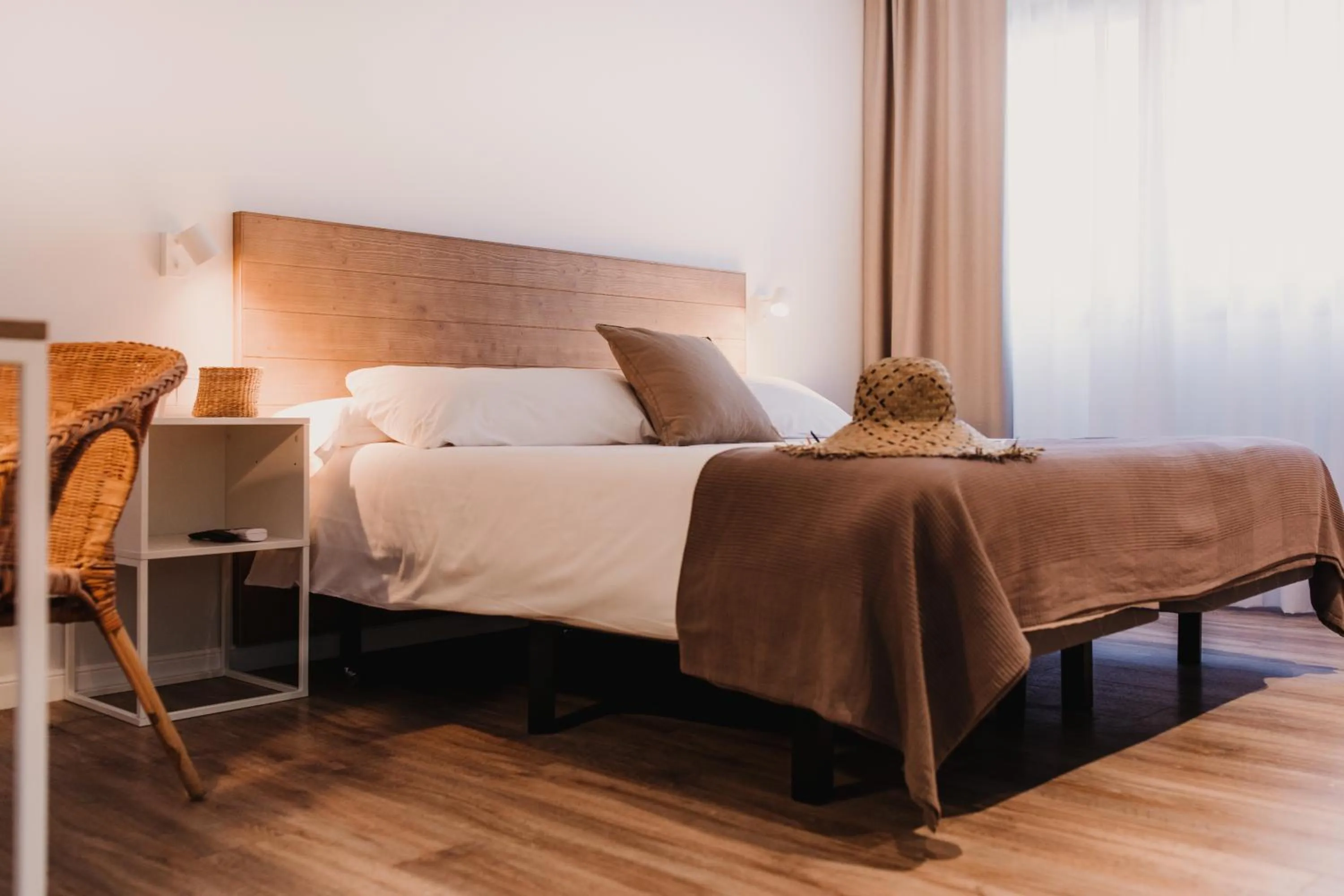 Bedroom, Bed in Lindala