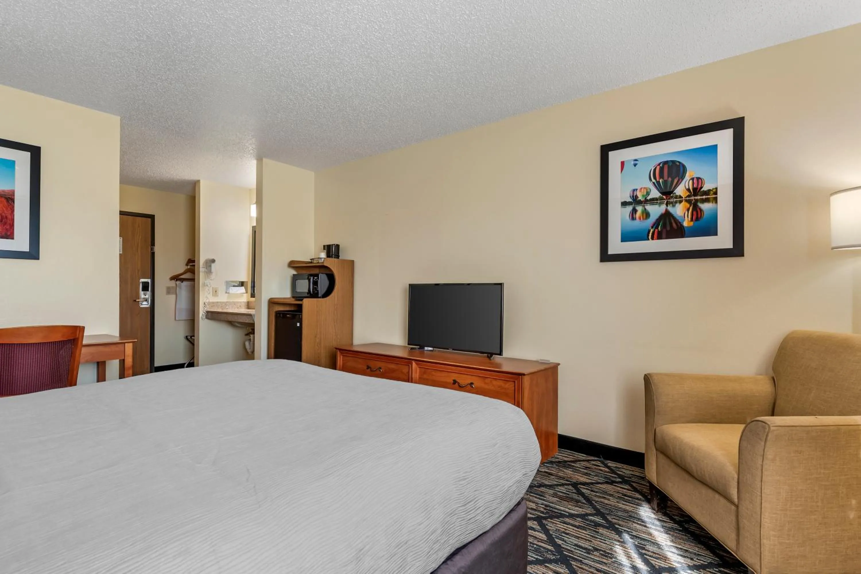 Bed in Quality Inn Indianola