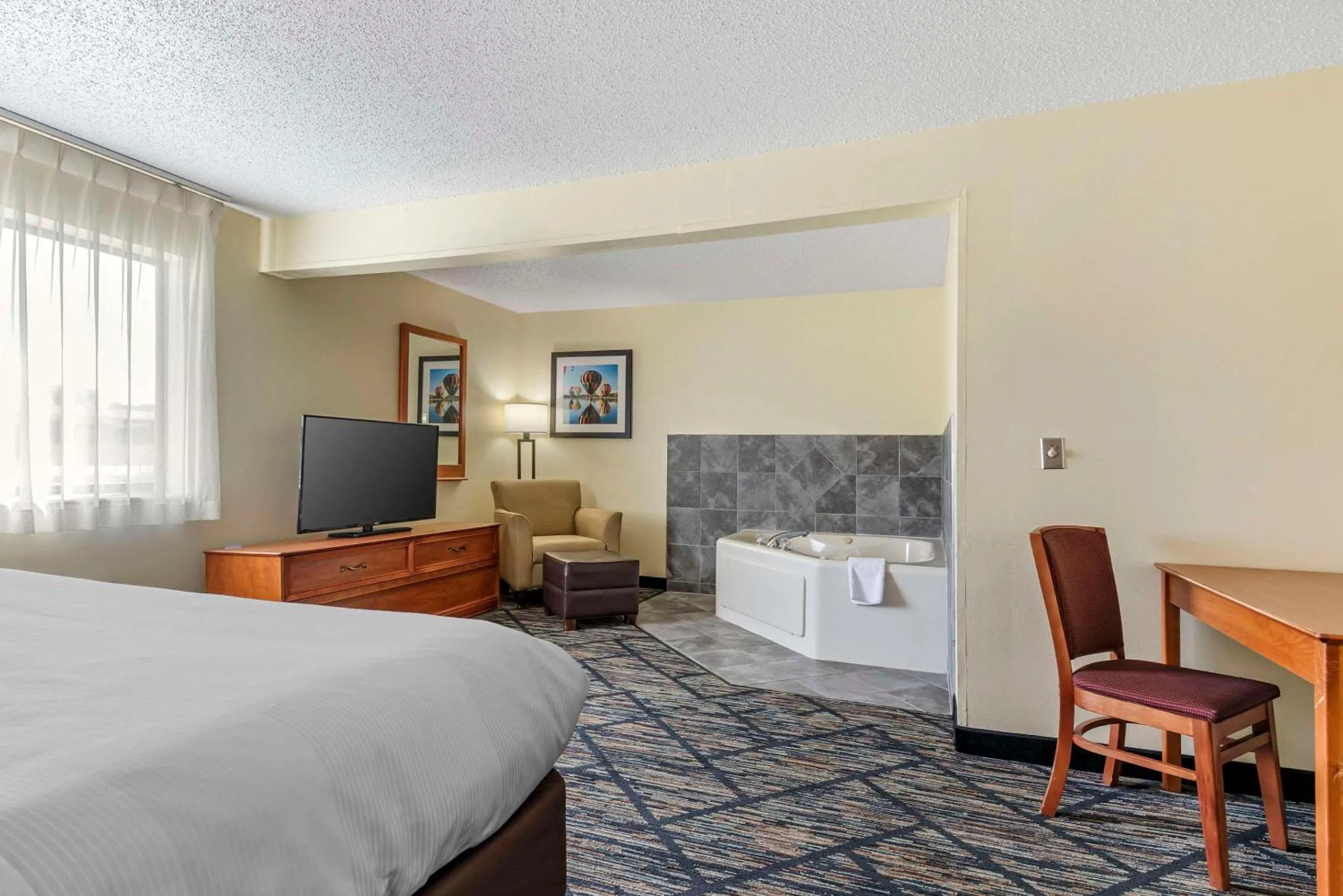 Bedroom, Bed in Quality Inn Indianola