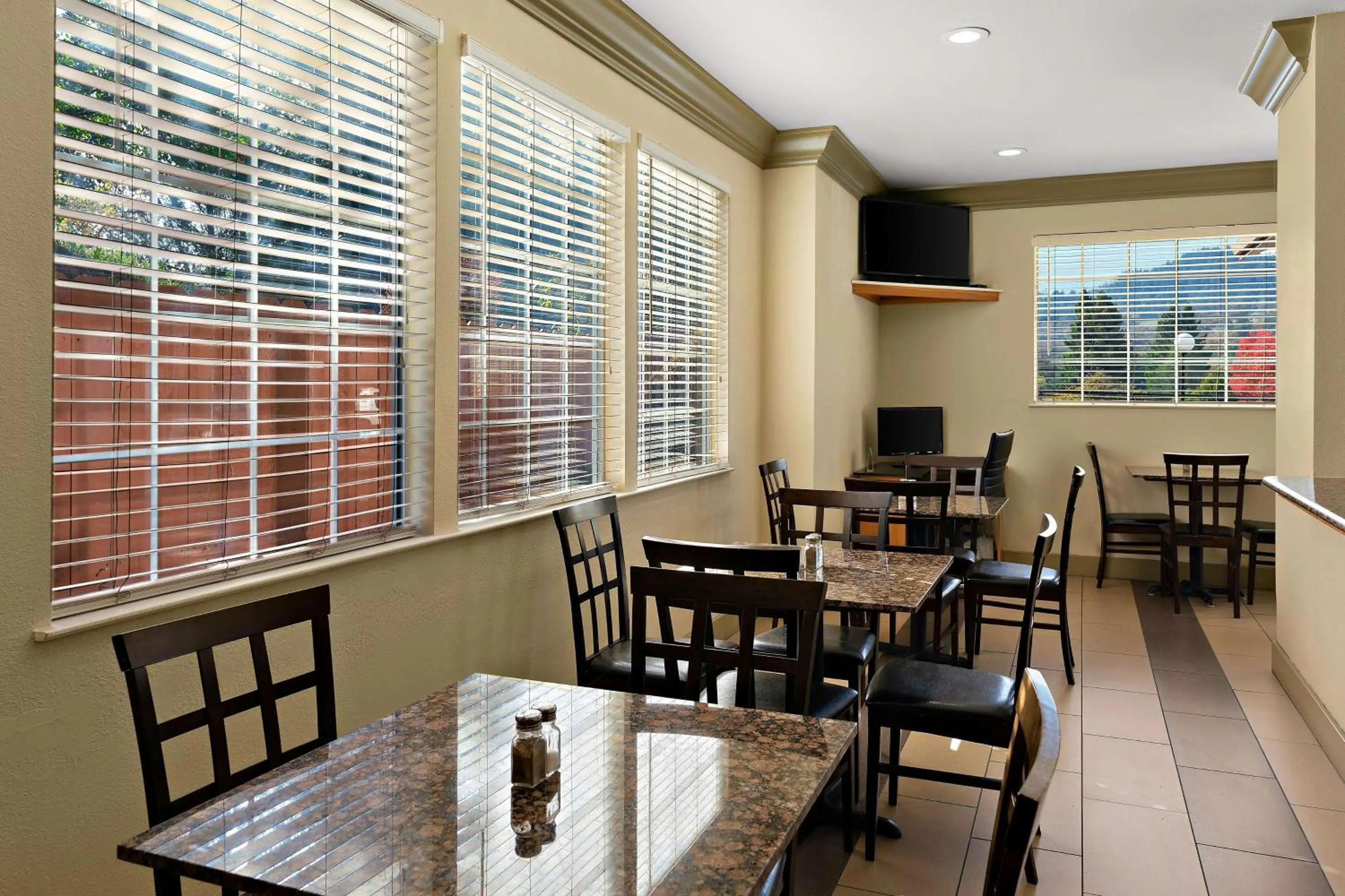 Breakfast in Best Western Willits Inn