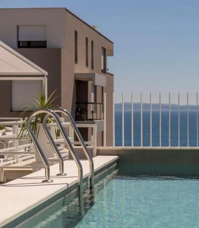 The Pleasurist- with PRIVATE heated POOL and TERRACE