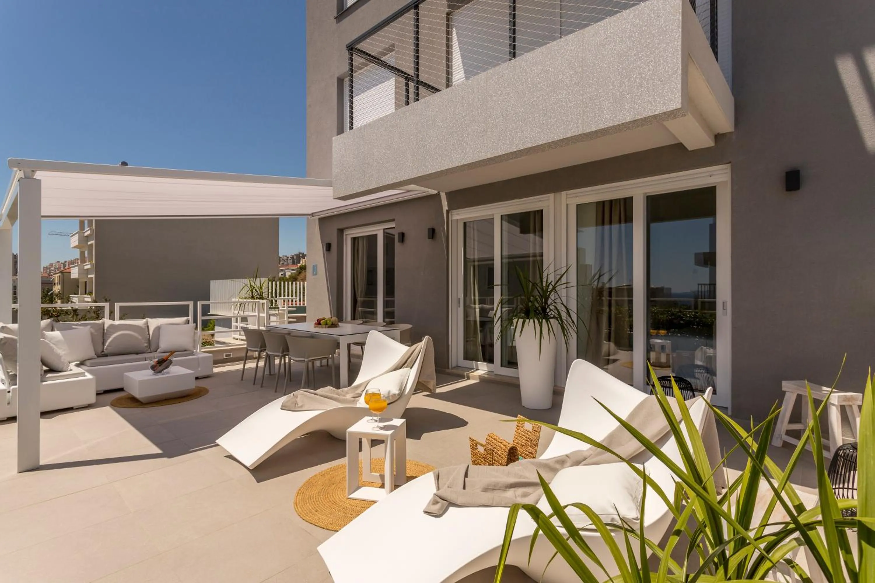 The Pleasurist- with PRIVATE heated POOL and TERRACE