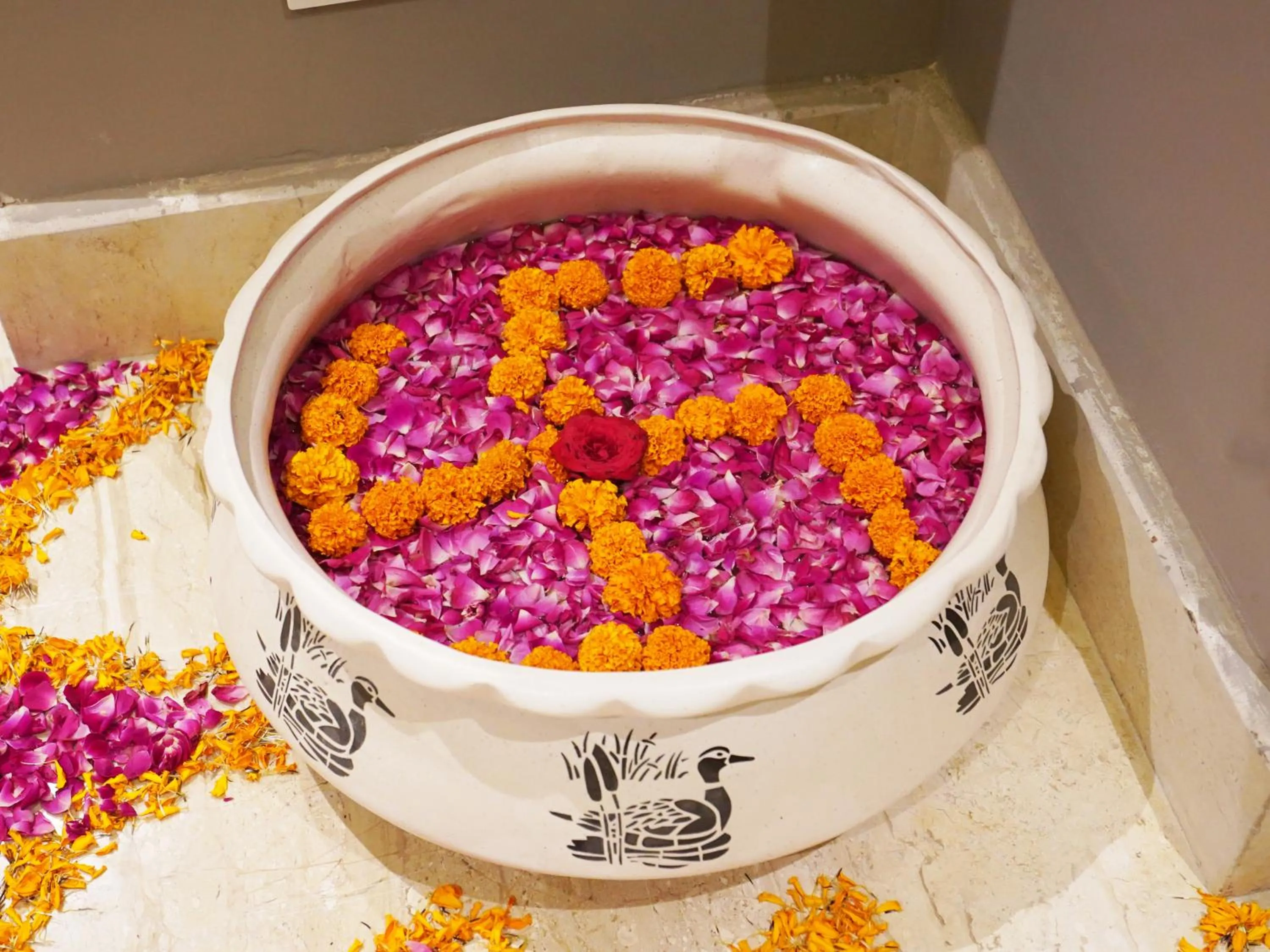 Food and drinks in Hotel Gems Inn