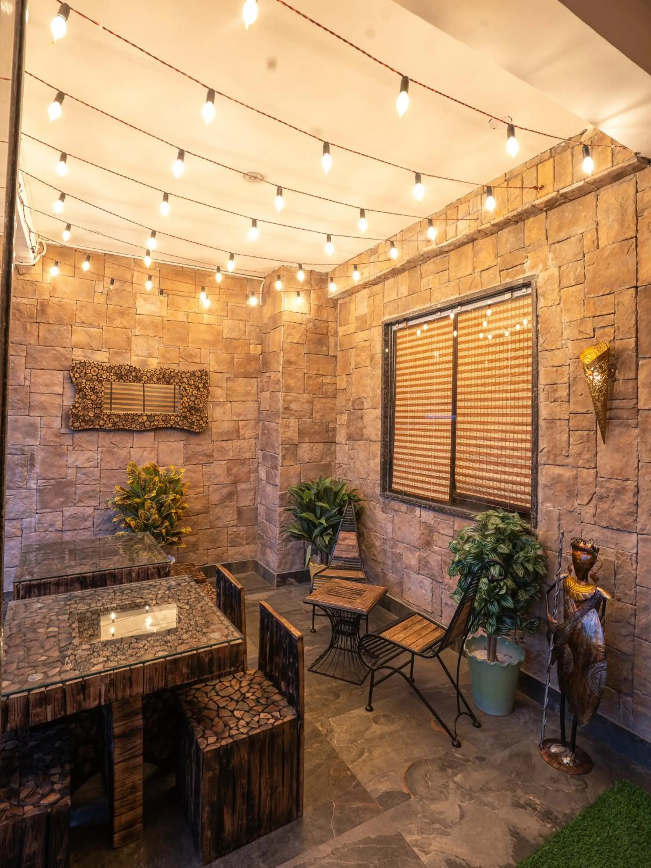 Restaurant/places to eat in Hotel Gems Inn Restaurant/places to eat in Hotel Gems Inn