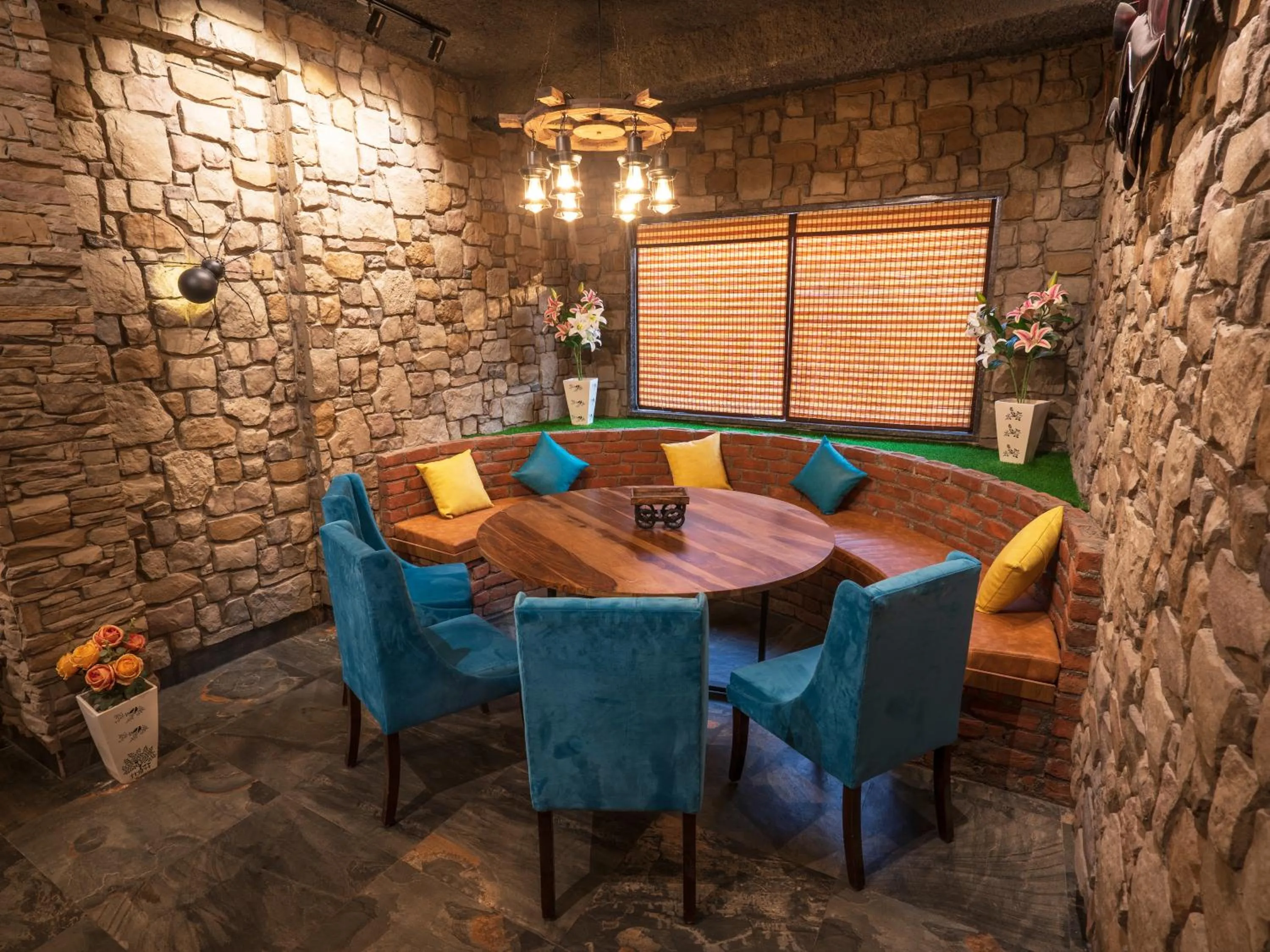 Nightclub / DJ in Hotel Gems Inn