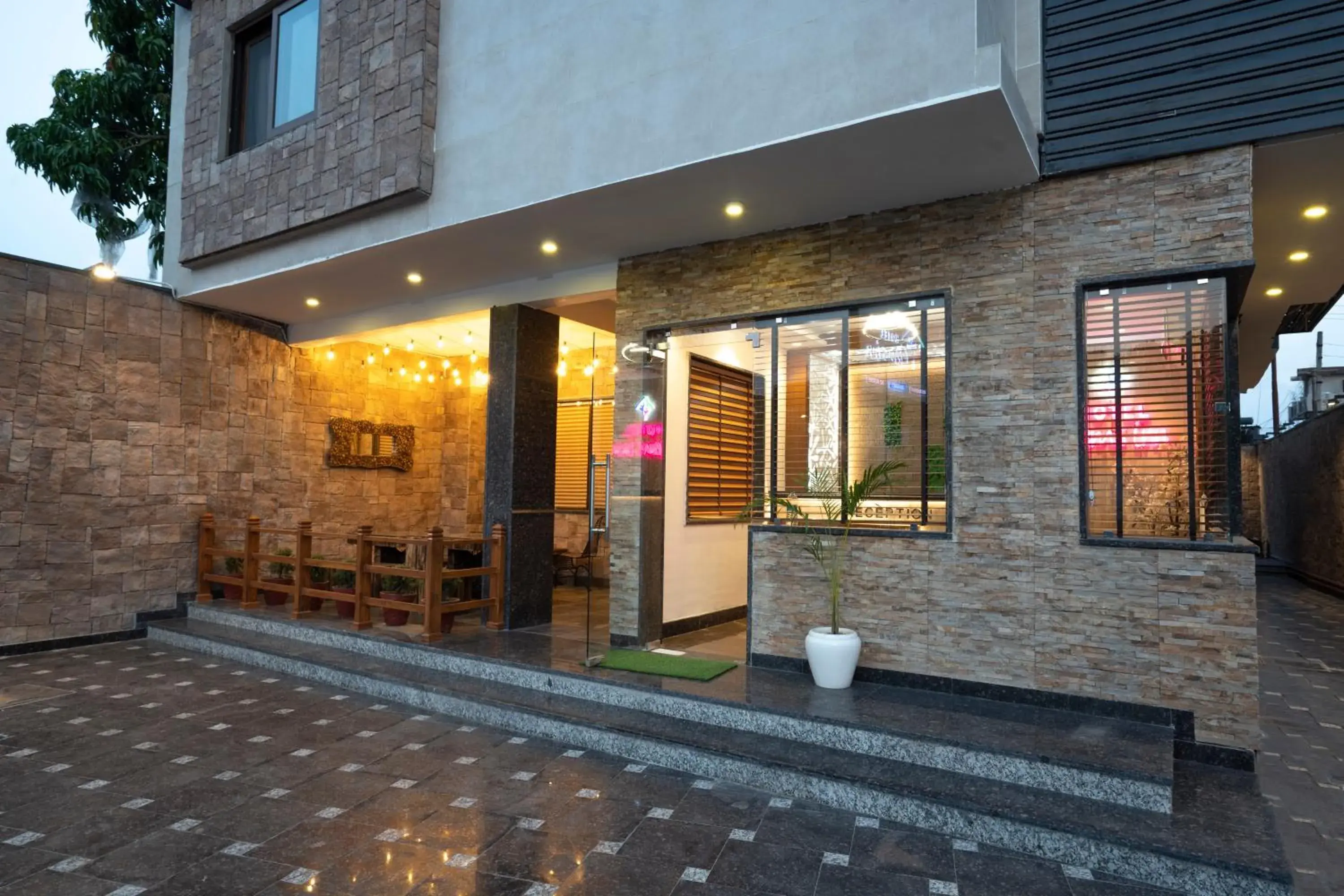 Property building in Hotel Gems Inn Property building in Hotel Gems Inn