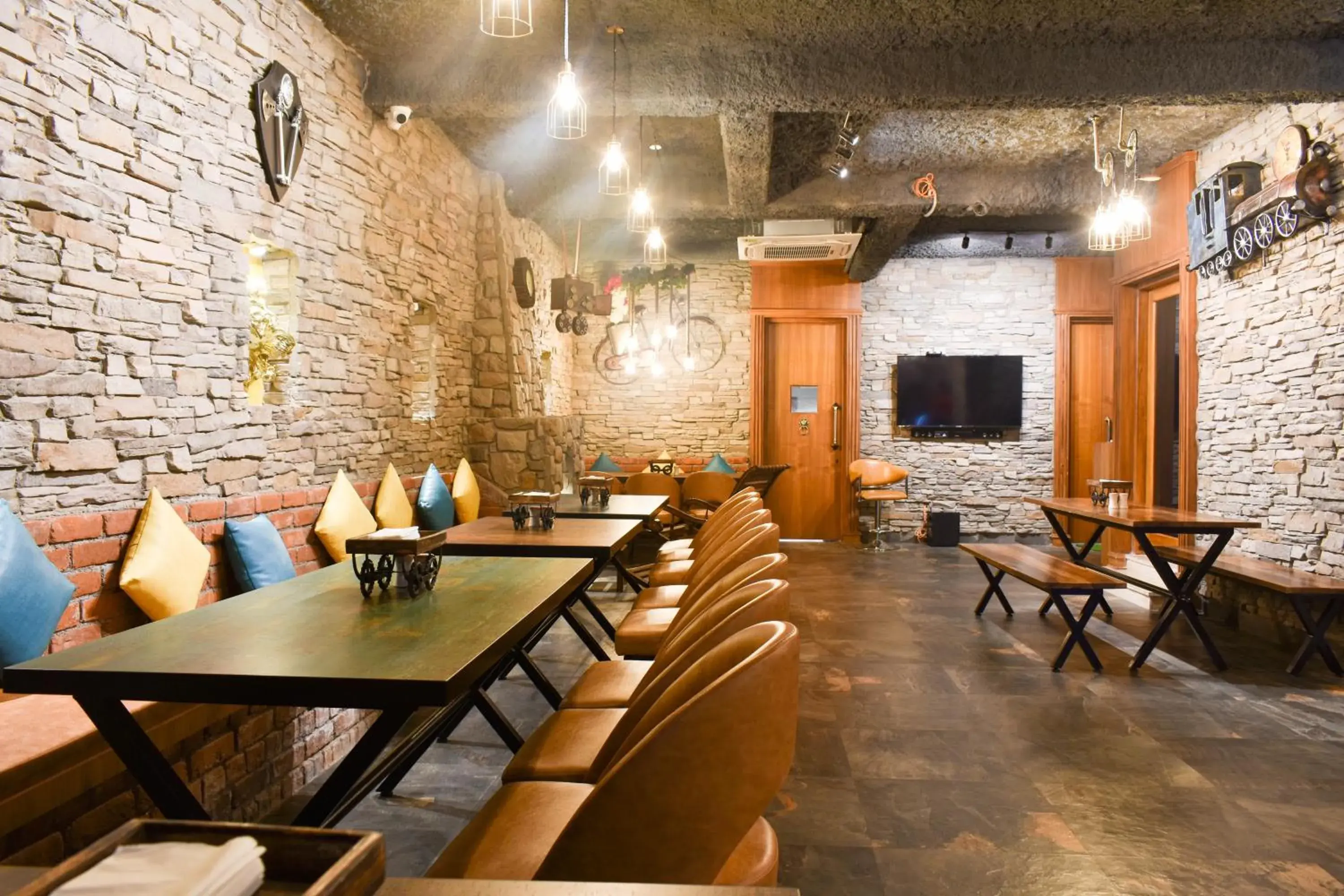 Restaurant/places to eat in Hotel Gems Inn Restaurant/places to eat in Hotel Gems Inn