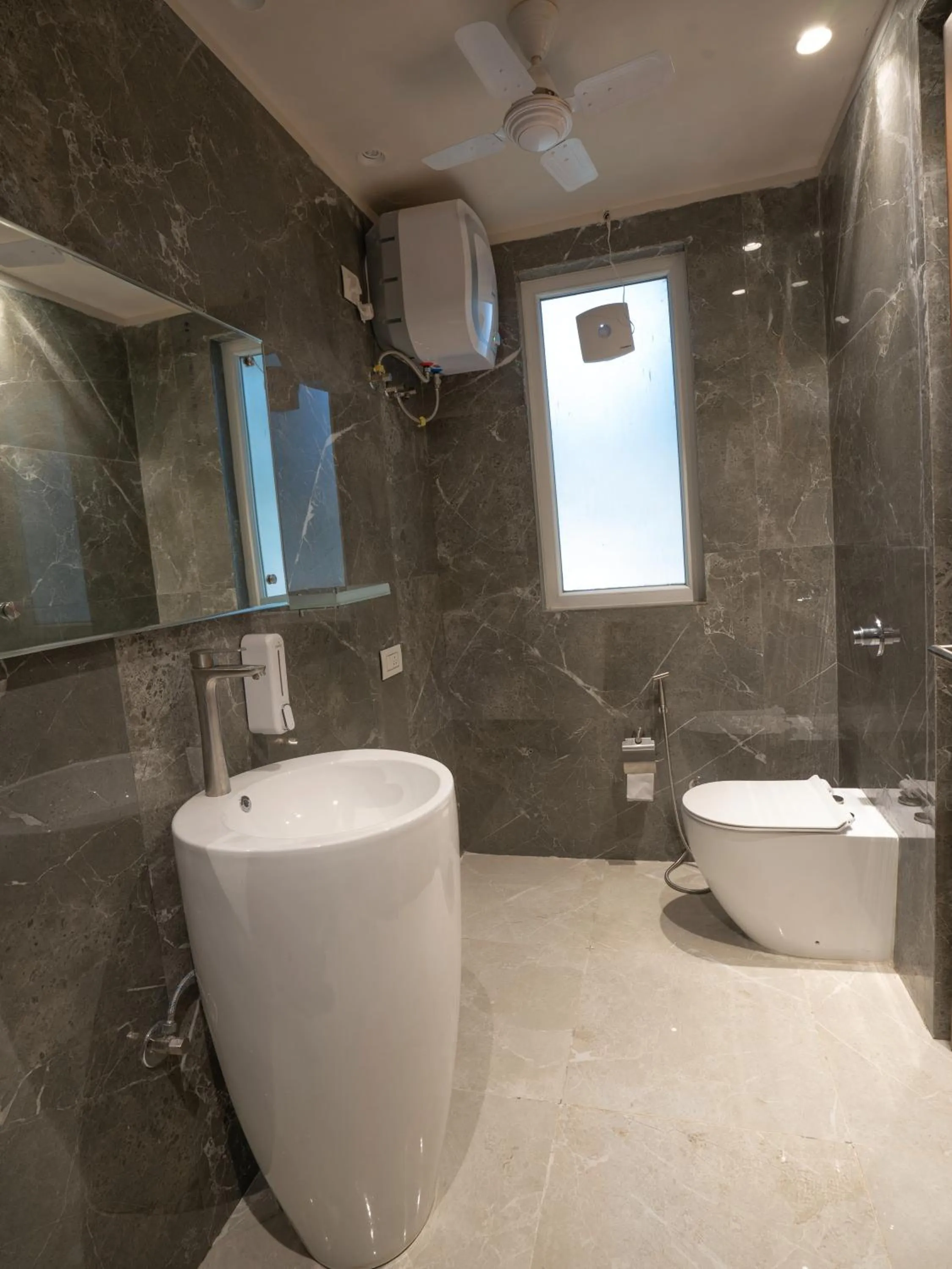 Toilet in Hotel Gems Inn