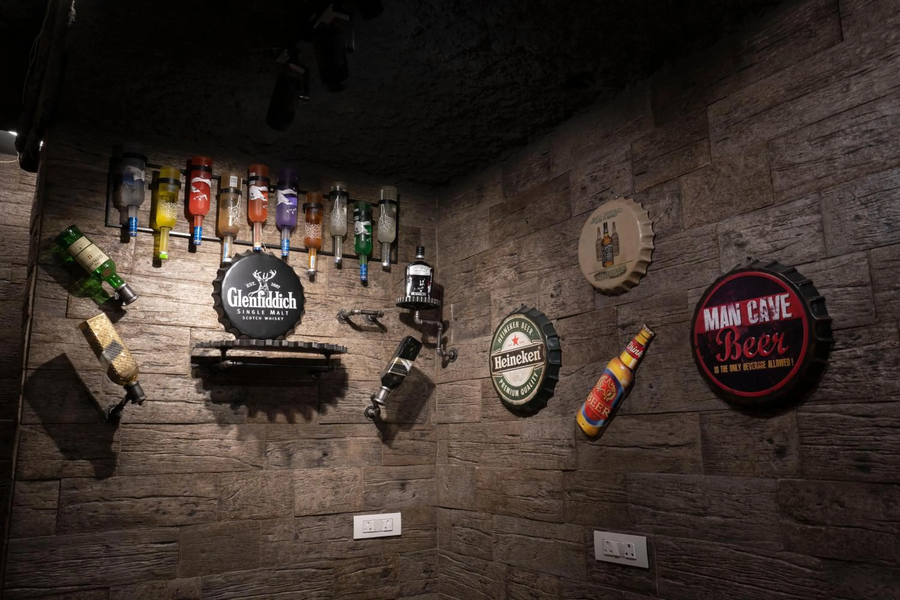 Restaurant/places to eat in Hotel Gems Inn