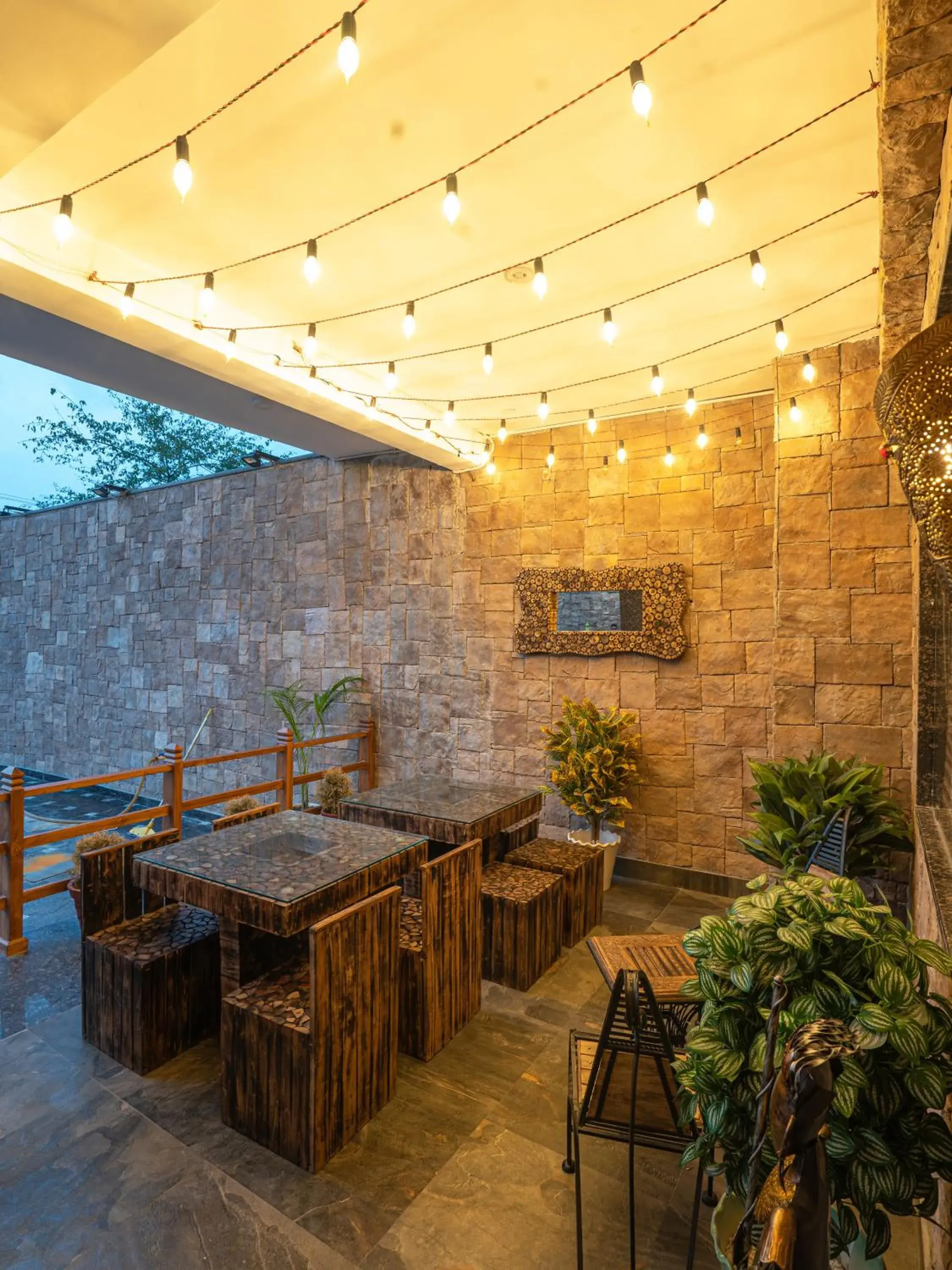 Restaurant/places to eat in Hotel Gems Inn Restaurant/places to eat in Hotel Gems Inn