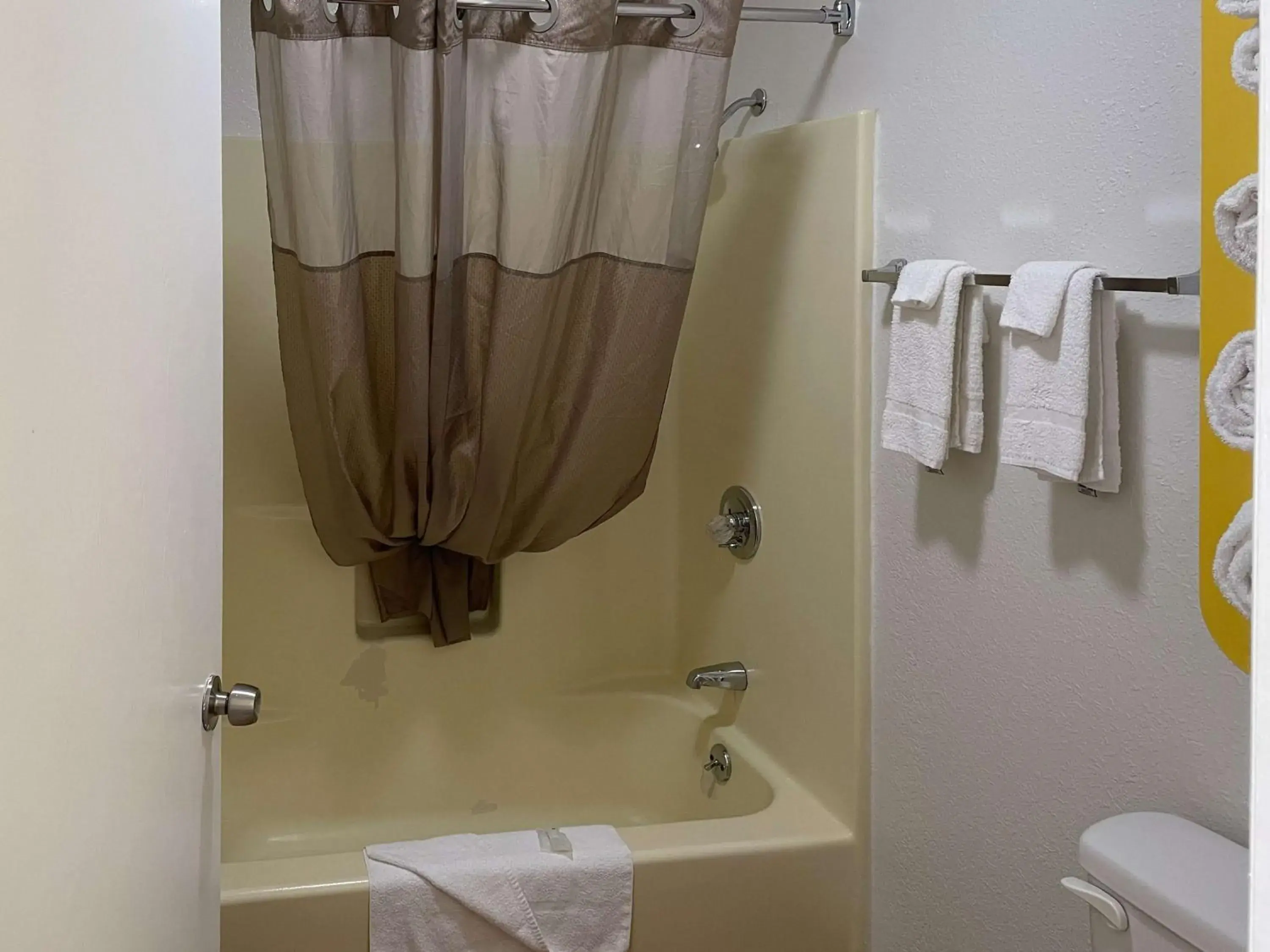 Queen Room - Non-Smoking in Motel 6 Cameron MO Queen Room - Non-Smoking in Motel 6 Cameron MO