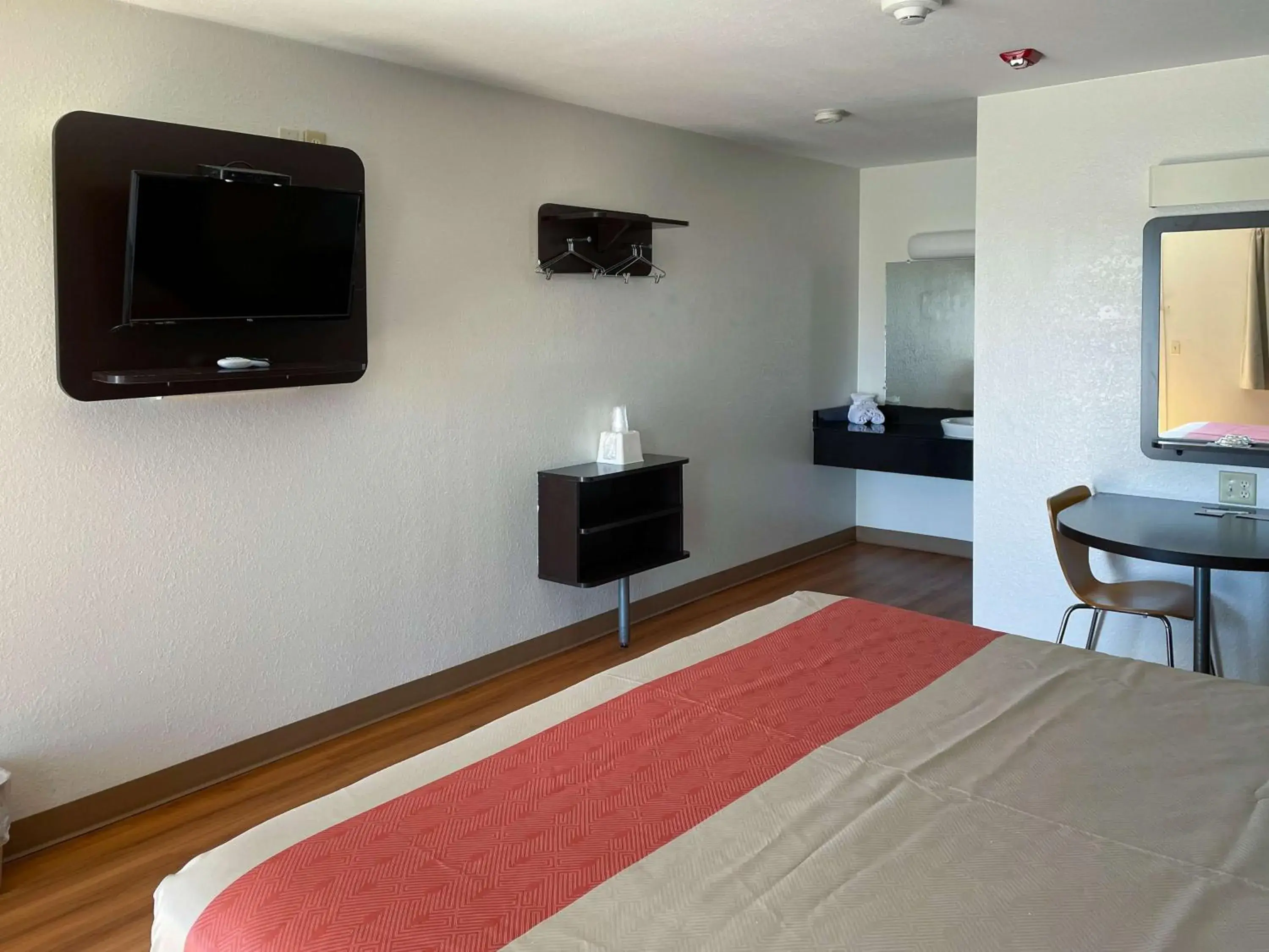 Queen Room - Smoking in Motel 6 Cameron MO Queen Room - Smoking in Motel 6 Cameron MO