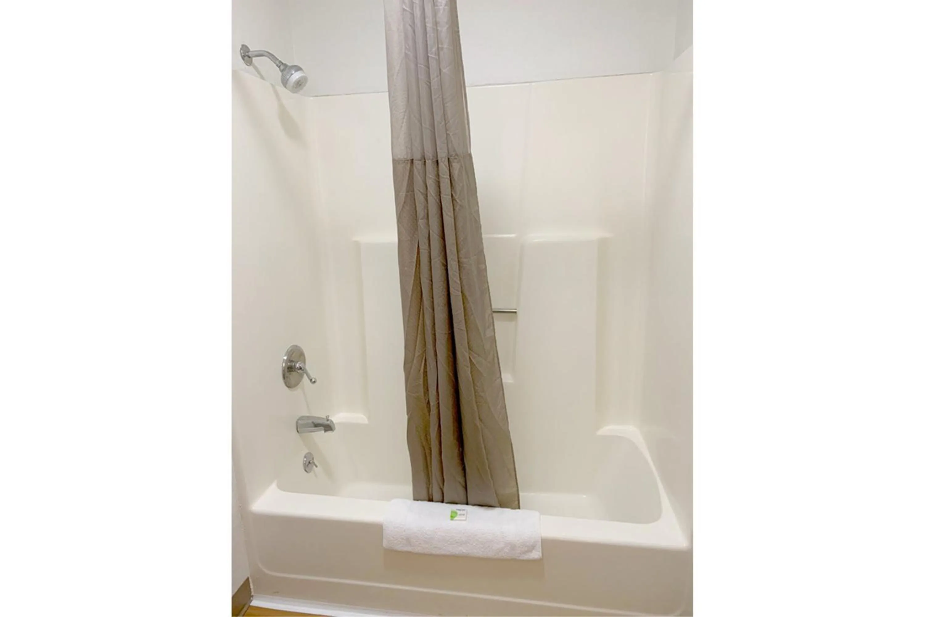 Bathroom in Motel 6 Cameron MO