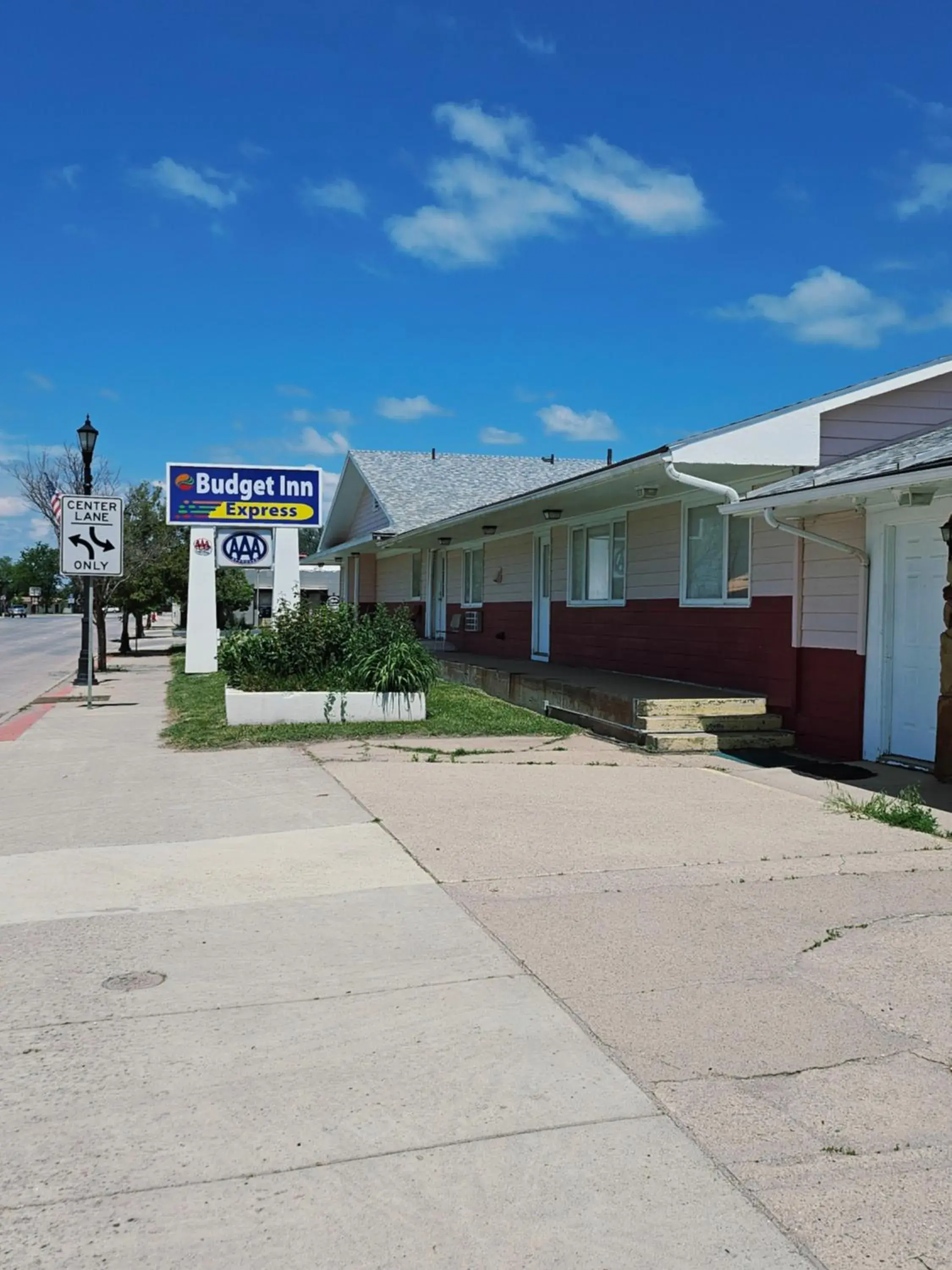 Property building in The Budget Inn Express Property building in The Budget Inn Express