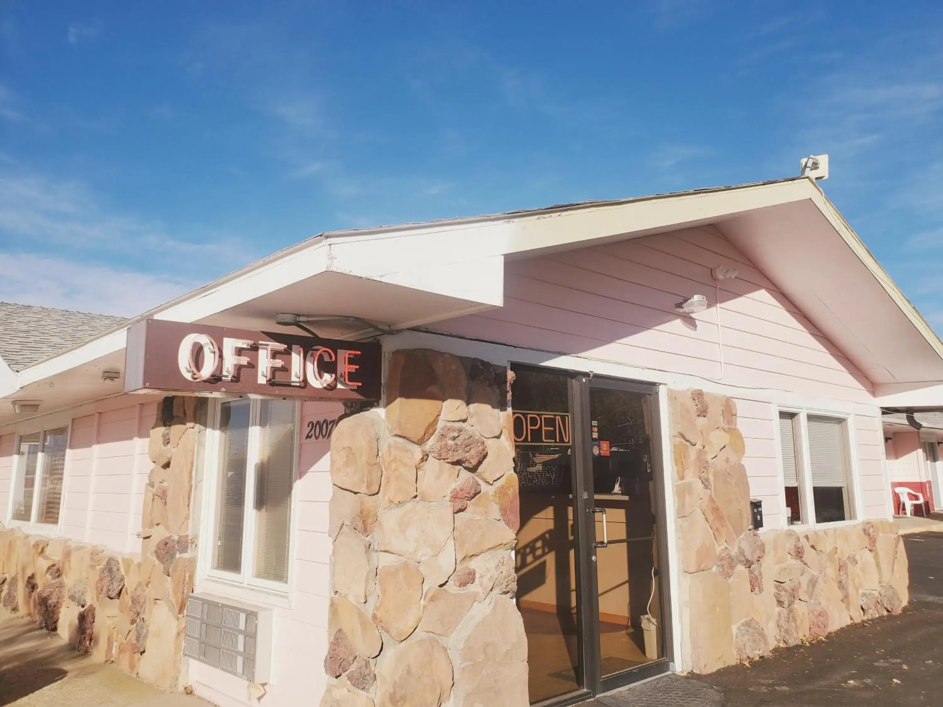 Property building in The Budget Inn Express Property building in The Budget Inn Express