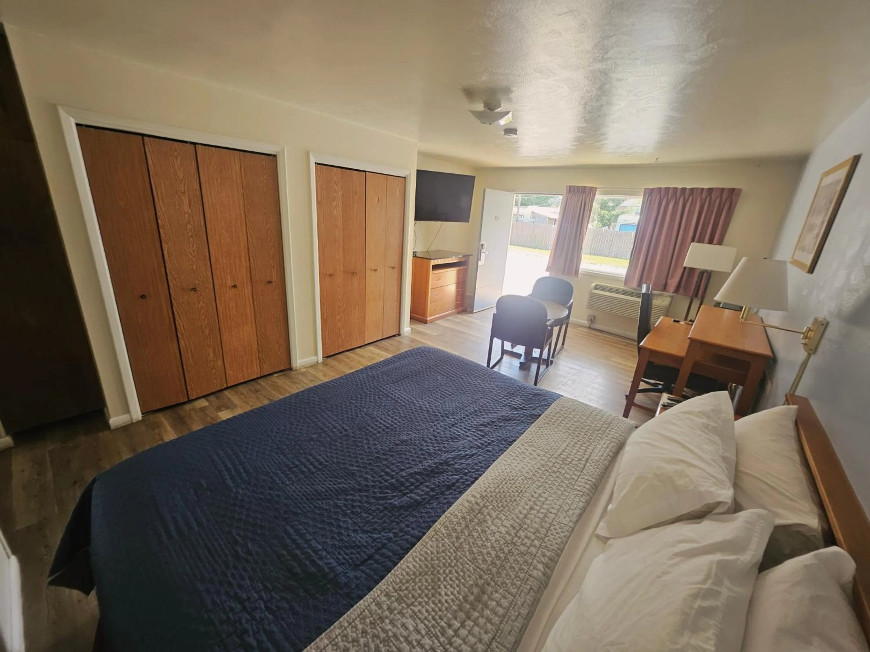 Bed in The Budget Inn Express