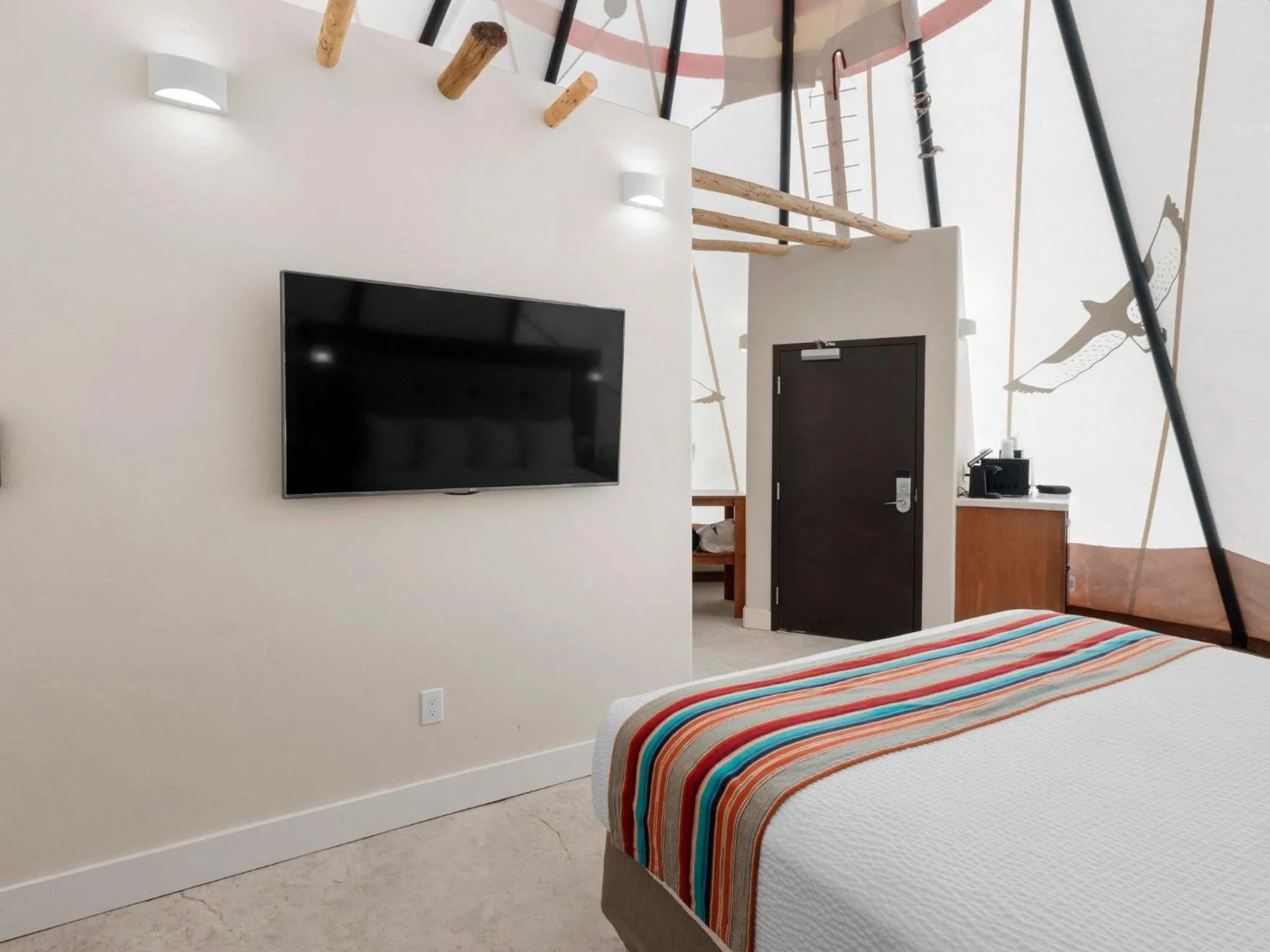 Photo of the whole room, Bed in Bluff Dwellings Resort