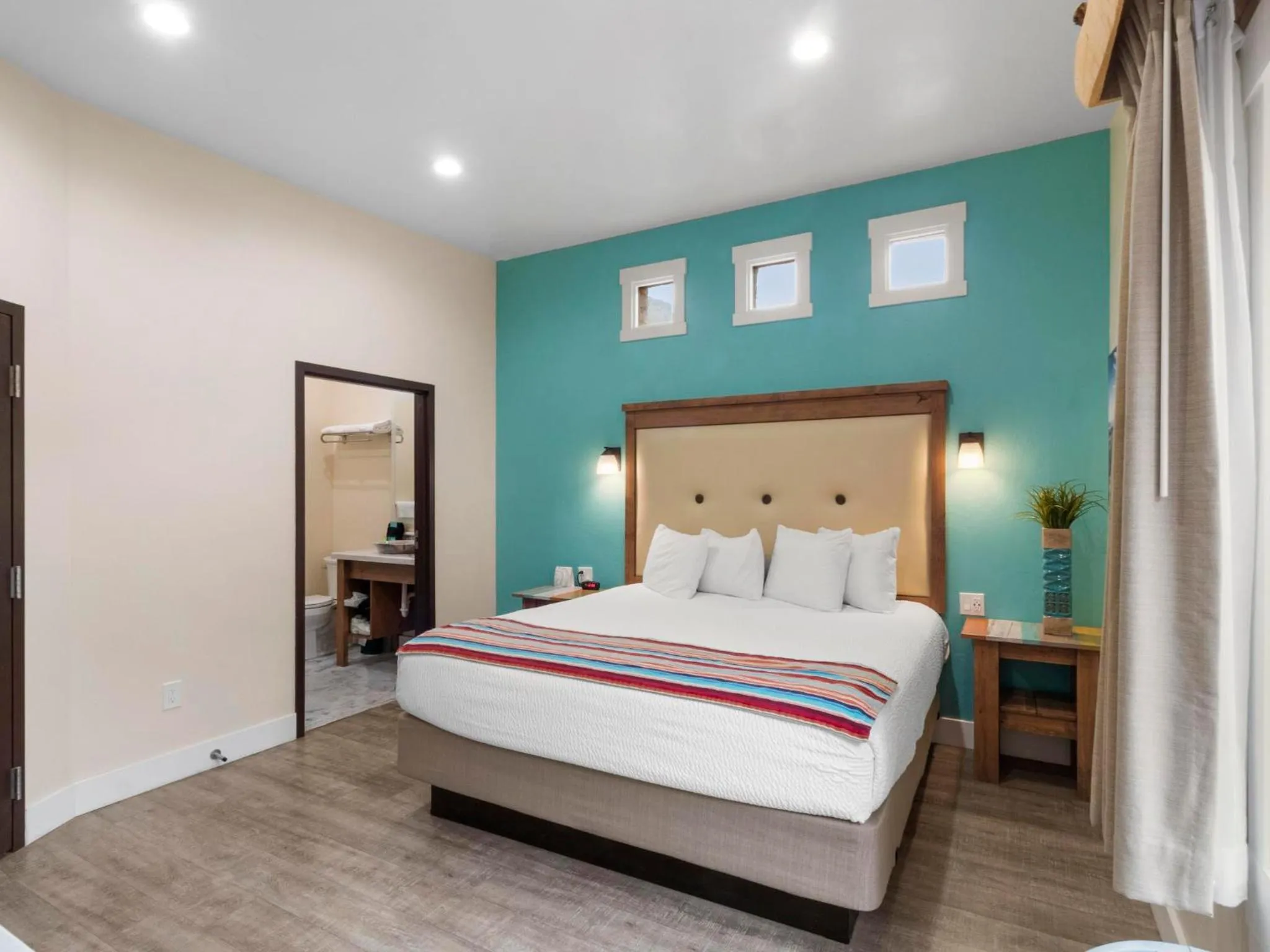 Photo of the whole room, Bed in Bluff Dwellings Resort