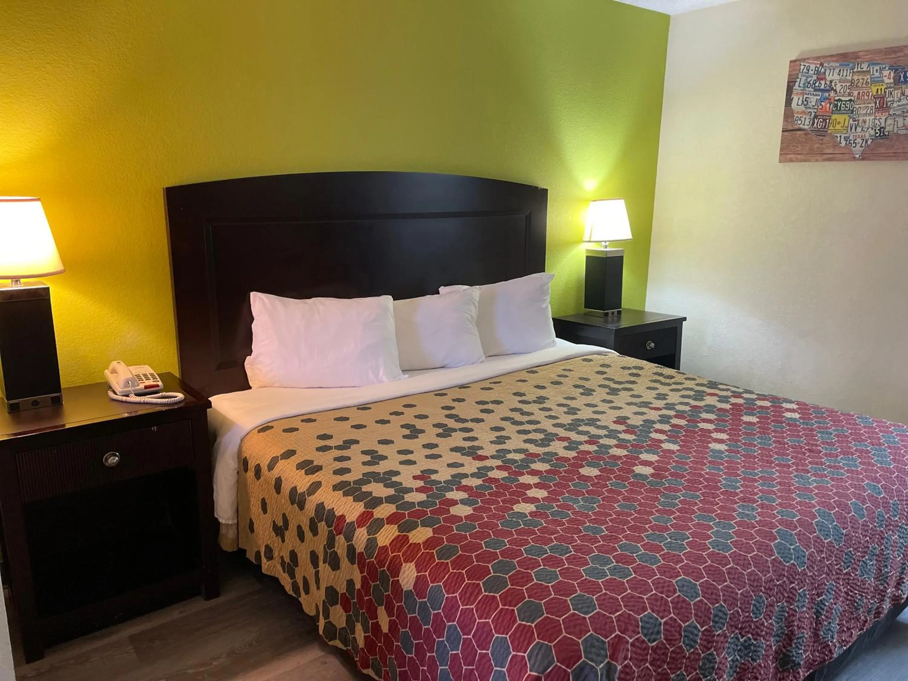 Bed in Econo Lodge Inn & Suites Sweetwater I-20