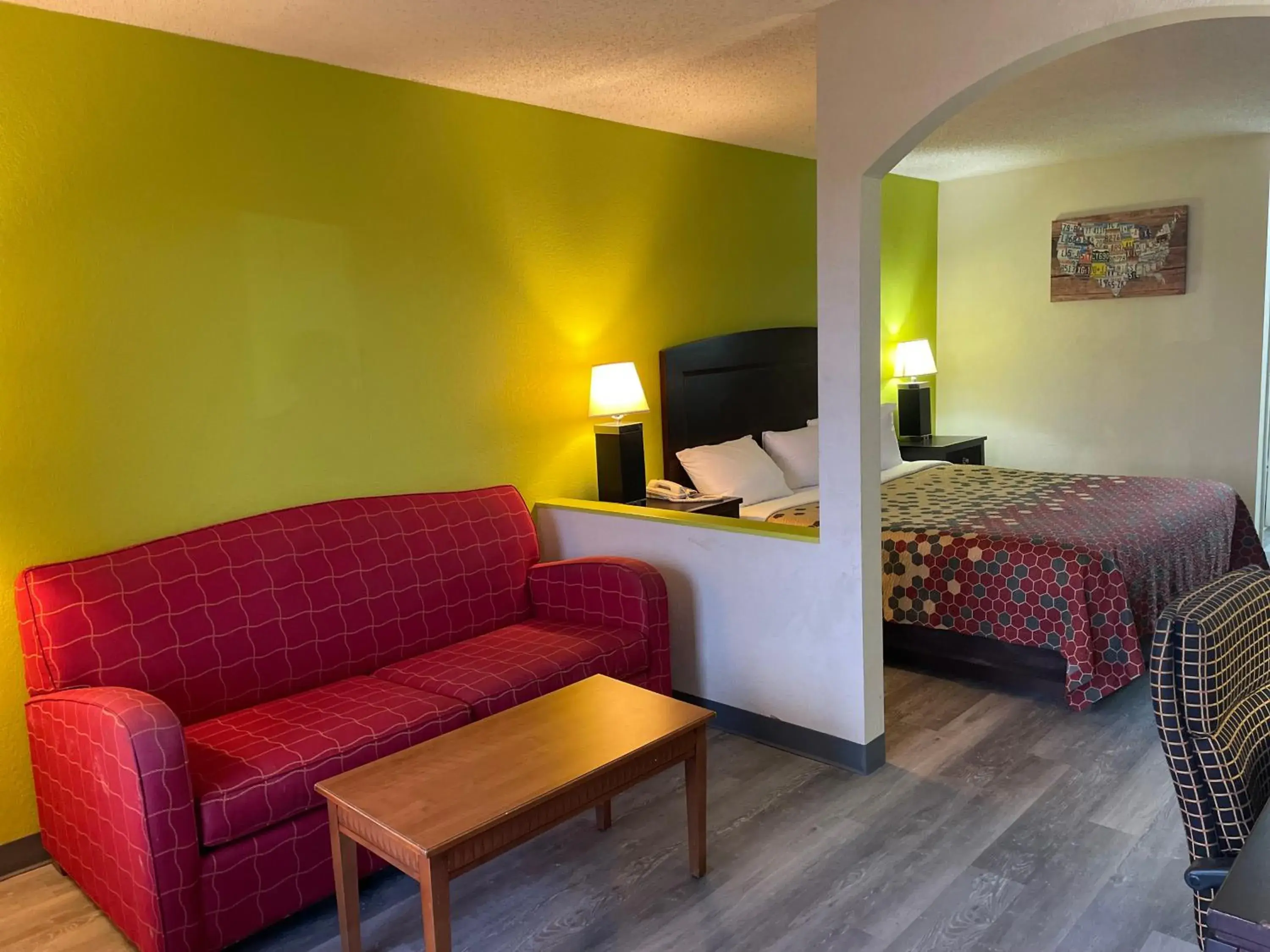 King Suite with Sofa Bed - Non-Smoking in Econo Lodge Inn & Suites Sweetwater I-20 King Suite with Sofa Bed - Non-Smoking in Econo Lodge Inn & Suites Sweetwater I-20