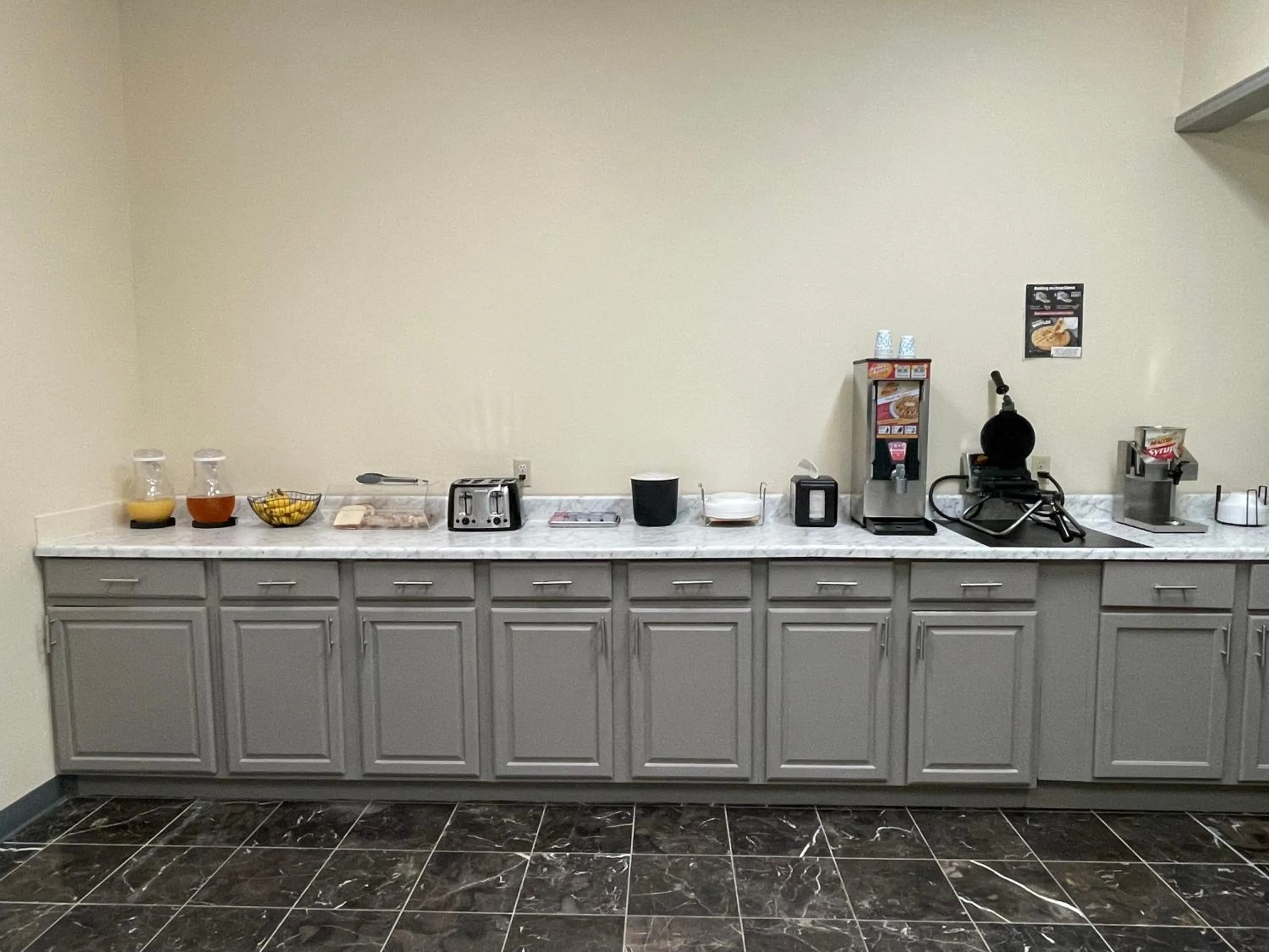 Buffet breakfast in Econo Lodge Inn & Suites Sweetwater I-20