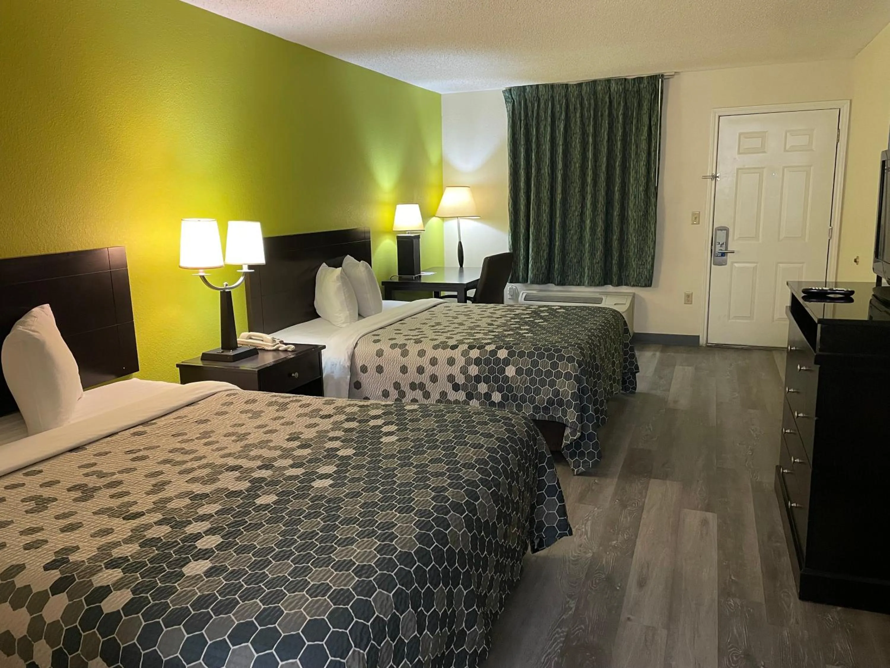 hair dresser, Bed in Econo Lodge Inn & Suites Sweetwater I-20
