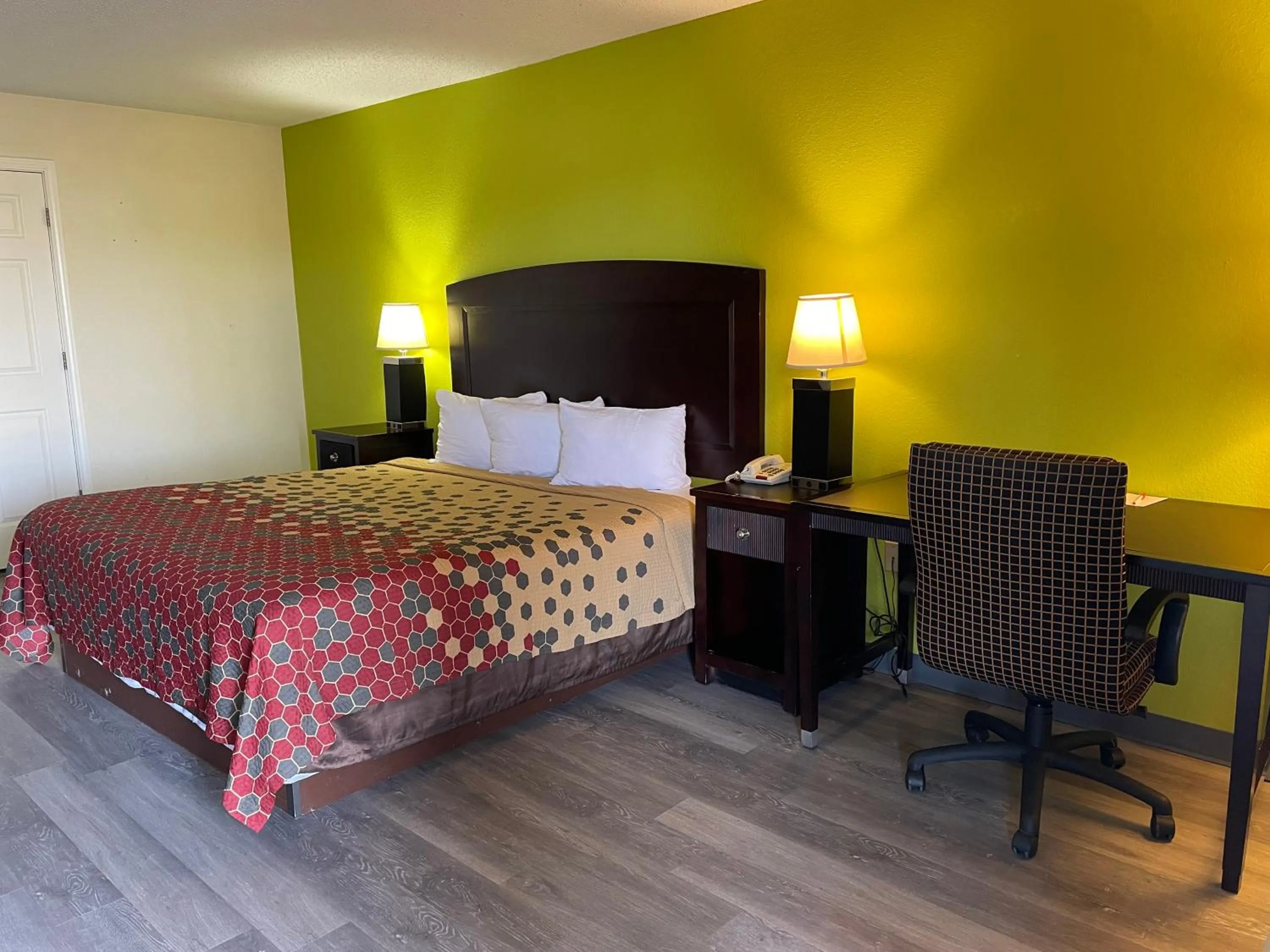 Bed in Econo Lodge Inn & Suites Sweetwater I-20