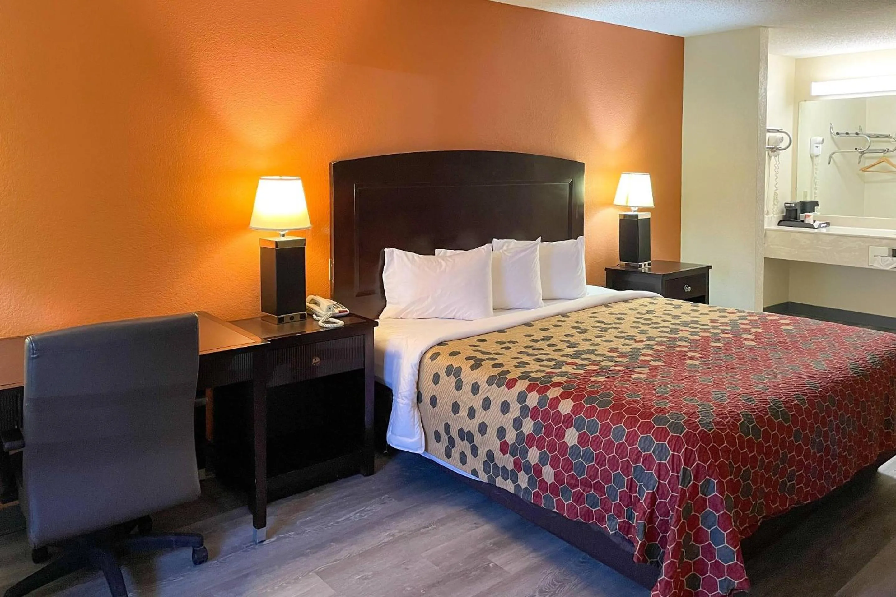 Bedroom, Bed in Econo Lodge Inn & Suites Sweetwater I-20