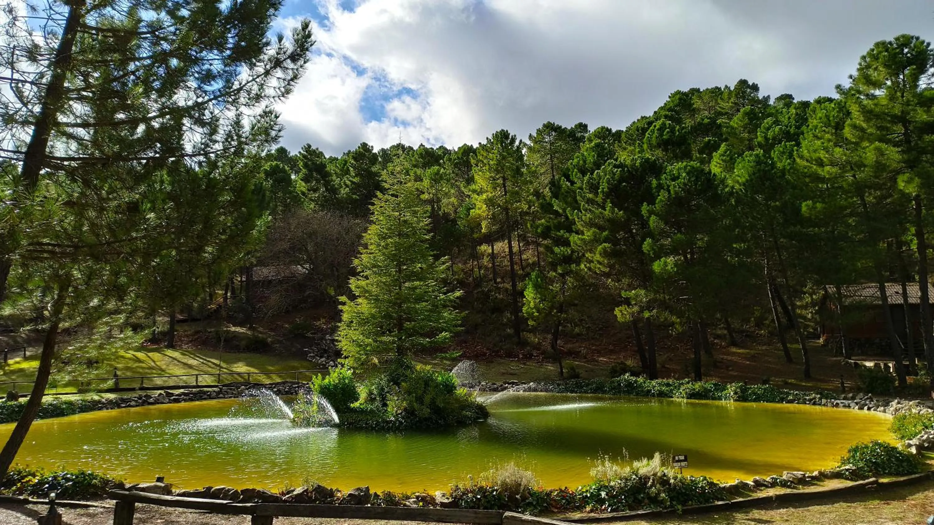La cabaña del lago en ZAFIRO LAGUNAZO Parque Natural del Río Mundo