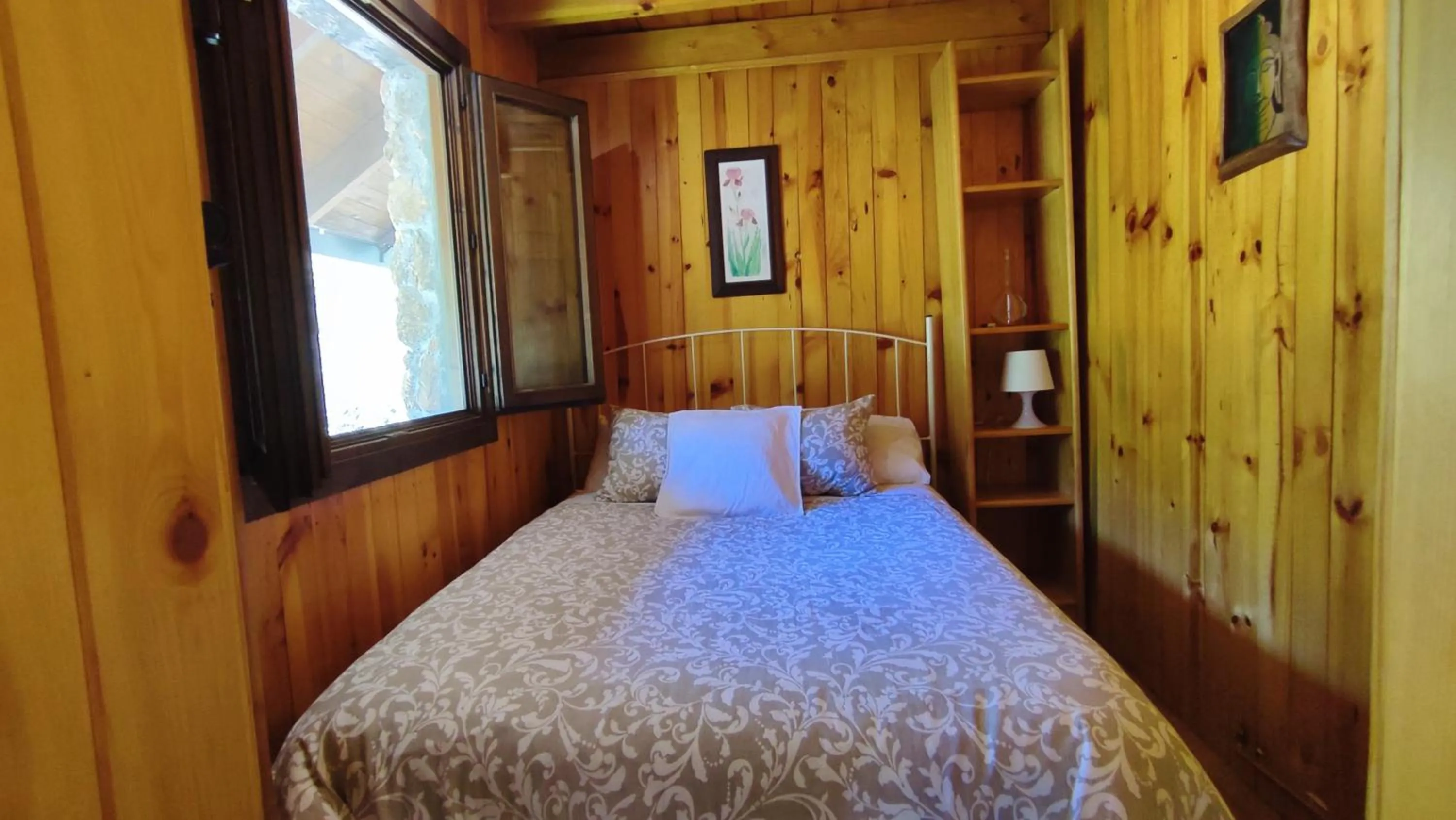 Bed in La cabaña del lago en ZAFIRO LAGUNAZO Parque Natural del Río Mundo