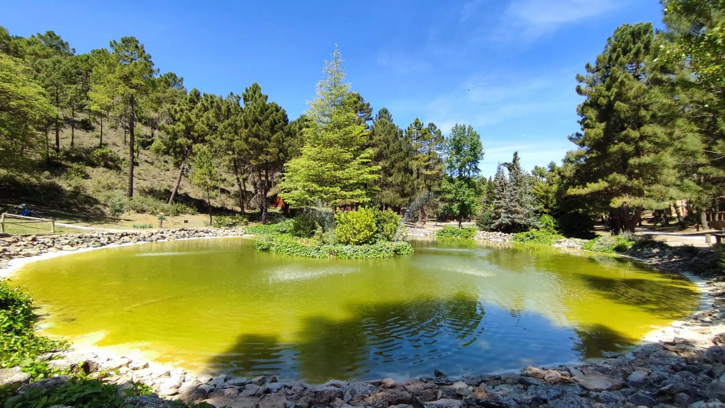 La cabaña del lago en ZAFIRO LAGUNAZO Parque Natural del Río Mundo