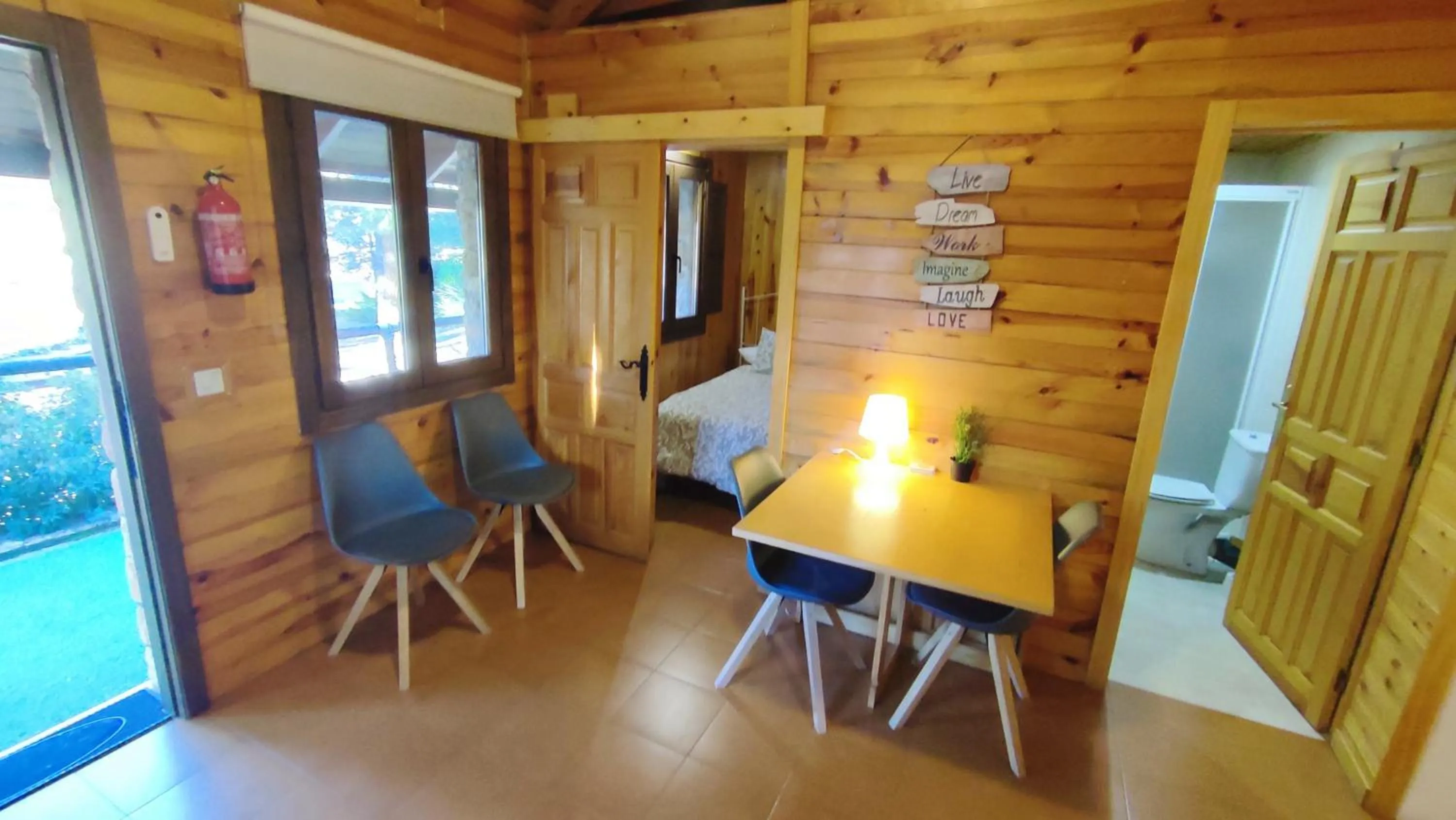 Lounge or bar in La cabaña del lago en ZAFIRO LAGUNAZO Parque Natural del Río Mundo