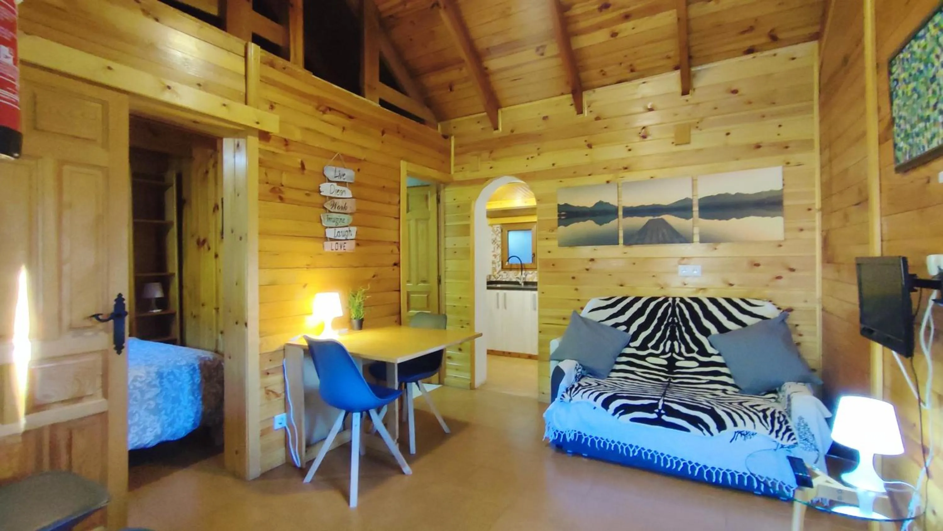 Lounge or bar, Bed in La cabaña del lago en ZAFIRO LAGUNAZO Parque Natural del Río Mundo